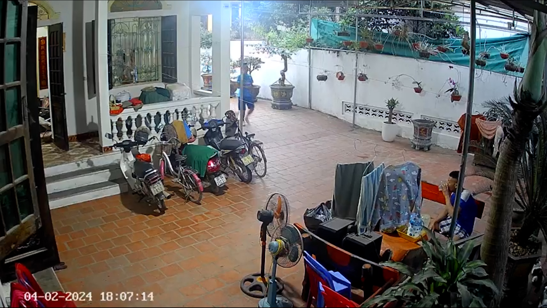 Video phạm nhân trốn trại ở Thanh Hoá vào nhà dân bình thản thuê taxi- Ảnh 1.