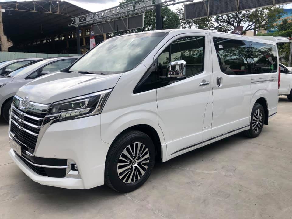 Ô tô 9 chỗ Toyota Granvia dùng 4 năm, rao giá ngang xe mới tại Việt Nam