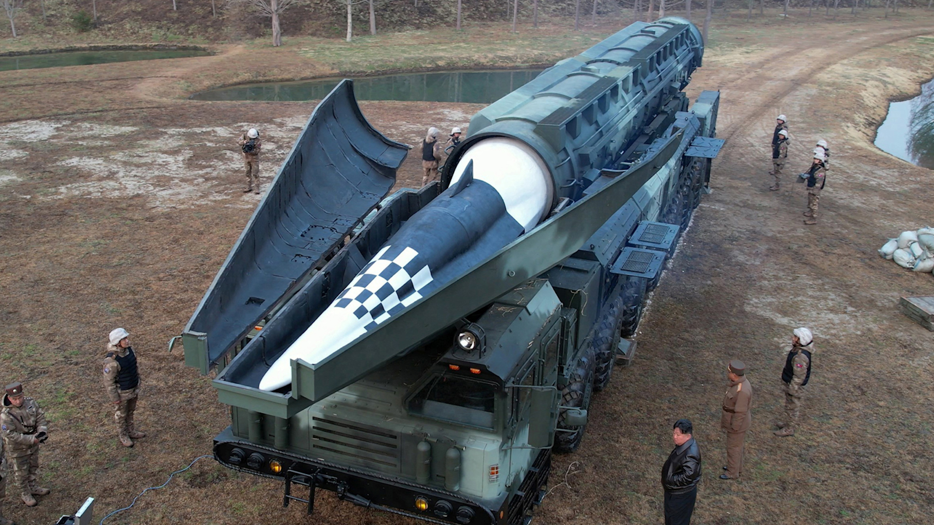 Triều Tiên hé lộ hình dáng tên lửa bội siêu thanh- Ảnh 1.