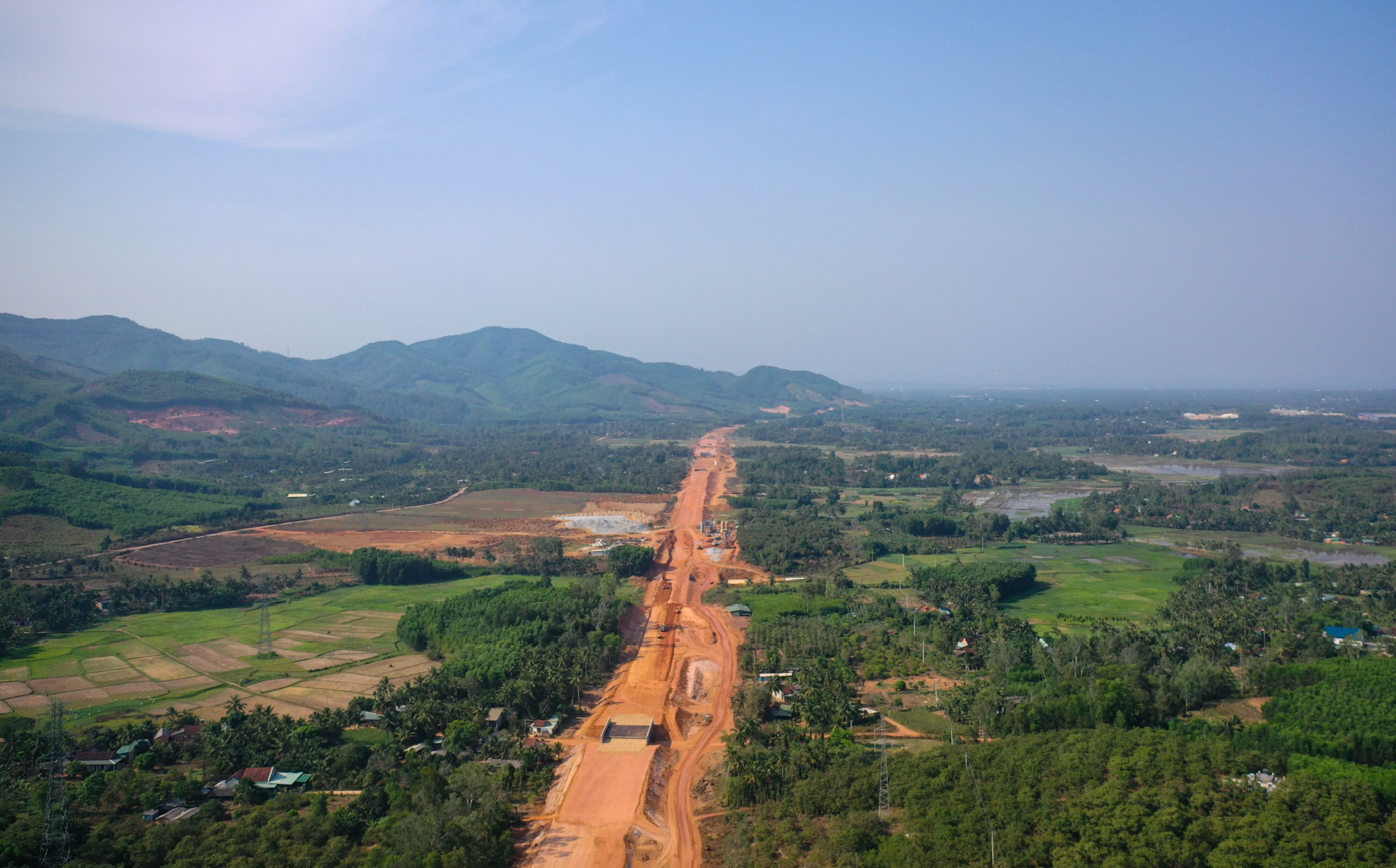 Dự án đầu tư xây dựng công trình đường bộ cao tốc Bắc - Nam, đoạn Quảng Ngãi - Hoài Nhơn có chiều dài 88 km, đi qua địa phận các tỉnh Quảng Ngãi (60,3 km) và Bình Định (27,7 km). Đây là dự án có tổng mức đầu tư và quy mô lớn nhất trong 12 dự án thành phần. Trong tháng 4.2024, toàn dự án đã triển khai 43 mũi thi công, huy động gần 3.200 nhân sự, hơn 1.100 máy móc, thiết bị ra công trường