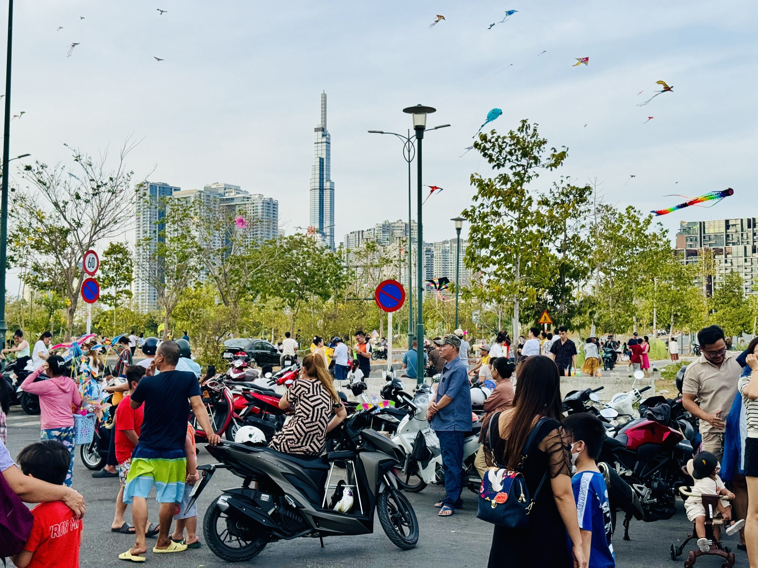 Bầu trời rợp diều bay với những góc nhìn hướng sang trung tâm thành phố, những tòa nhà chọc trời. Cuối tuần, đây là địa điểm vui chơi, ngắm hoàng hôn được nhiều người lựa chọn. Dịp nghỉ lễ 30.4 – 1.5 lượng người đổ về càng đông khiến không khí càng đông vui, nhộn nhịp