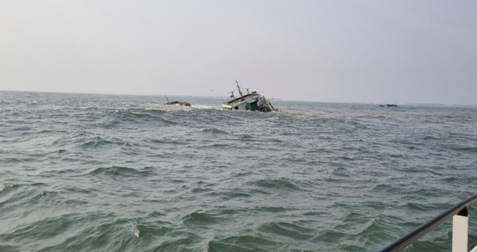 Cứu nạn 10 thuyền viên chìm trên vùng biển Nam Định- Ảnh 1.