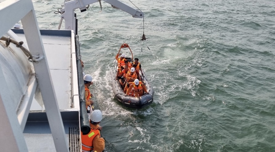 Cứu nạn 10 thuyền viên chìm trên vùng biển Nam Định- Ảnh 2.