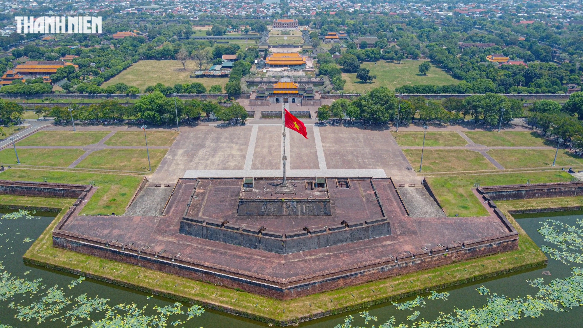 Theo tư liệu lịch sử, Kỳ đài Huế được xây dựng cùng các công trình khác trong Đại Nội vào năm Gia Long thứ 6, tức năm 1807. Công trình được dựng giữa mặt Nam của Kinh thành Huế, thuộc phạm vi Pháo đài Nam Chánh. Nơi đây được xem là nơi treo cờ của triều đình.