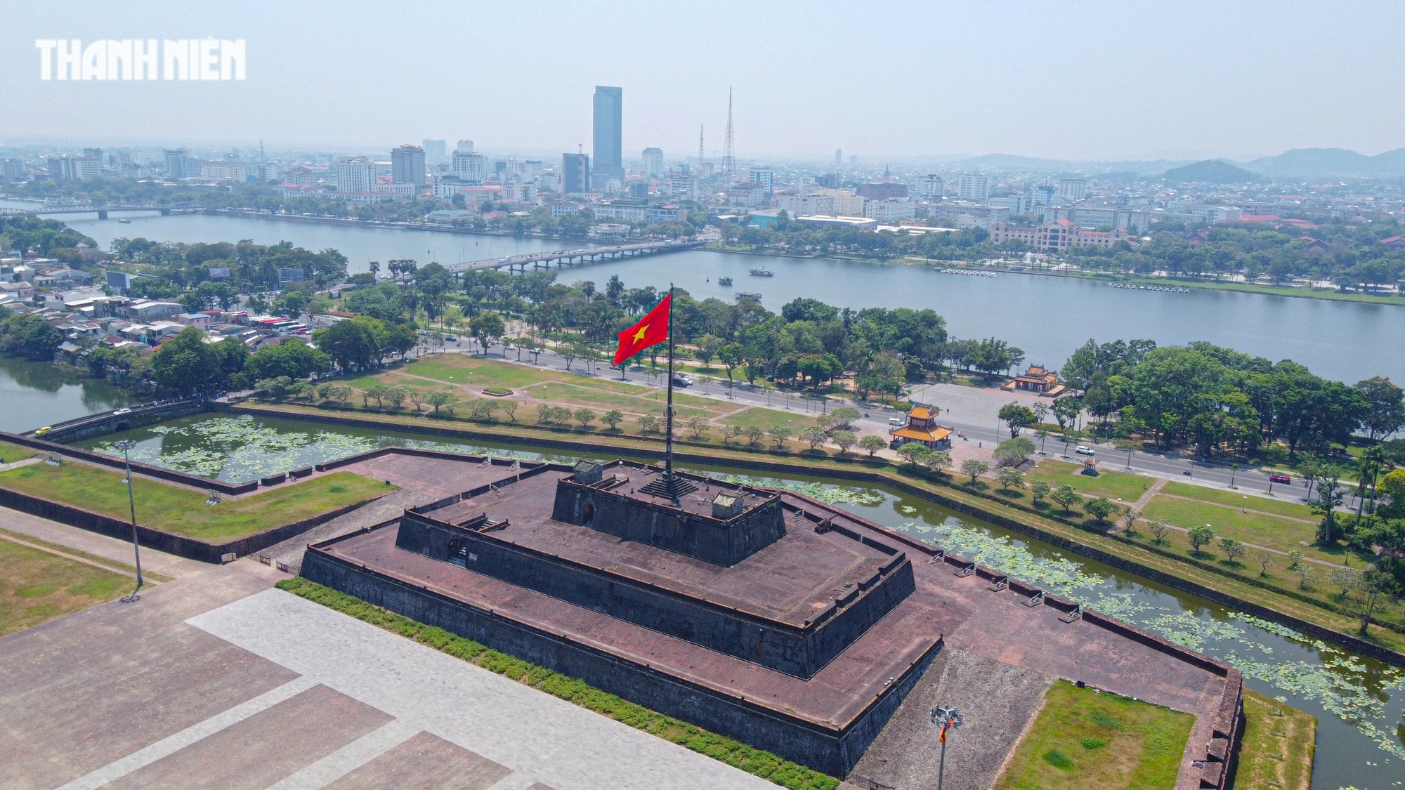 Ngày 23.8.1945, lá cờ đỏ sao vàng của nước Việt Nam Dân chủ Cộng hòa tung bay trên đỉnh Kỳ đài thay cho lá cờ hình quẻ ly của triều đình nhà Nguyễn. Đặc biệt, ngày 26.3.1975, lá cờ dài 12 m, rộng 8 m của Mặt trận Dân tộc Giải phóng Miền Nam lại được kéo lên Kỳ đài, đánh dấu sự kiện Thừa Thiên - Huế được giải phóng.