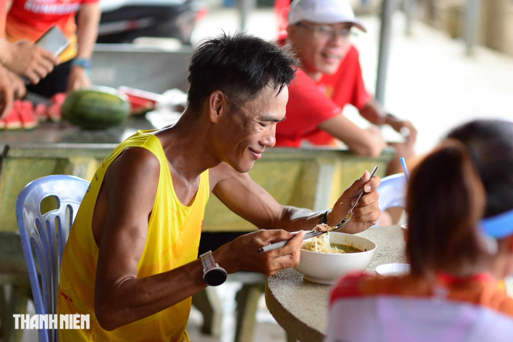 Mỗi ngày, Long xuất phát vào lúc 4 giờ 15 phút. Đến khoảng 8 giờ thì nghỉ chân ăn sáng tại những quán nhỏ ven đường.