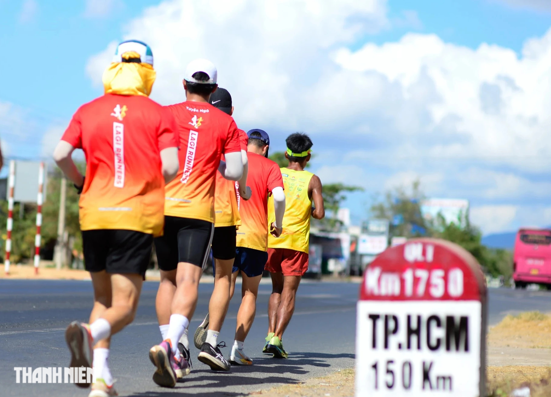 Đồng hành với Long trong buổi sáng có CLB Lagi Runners chạy cùng anh một đoạn.