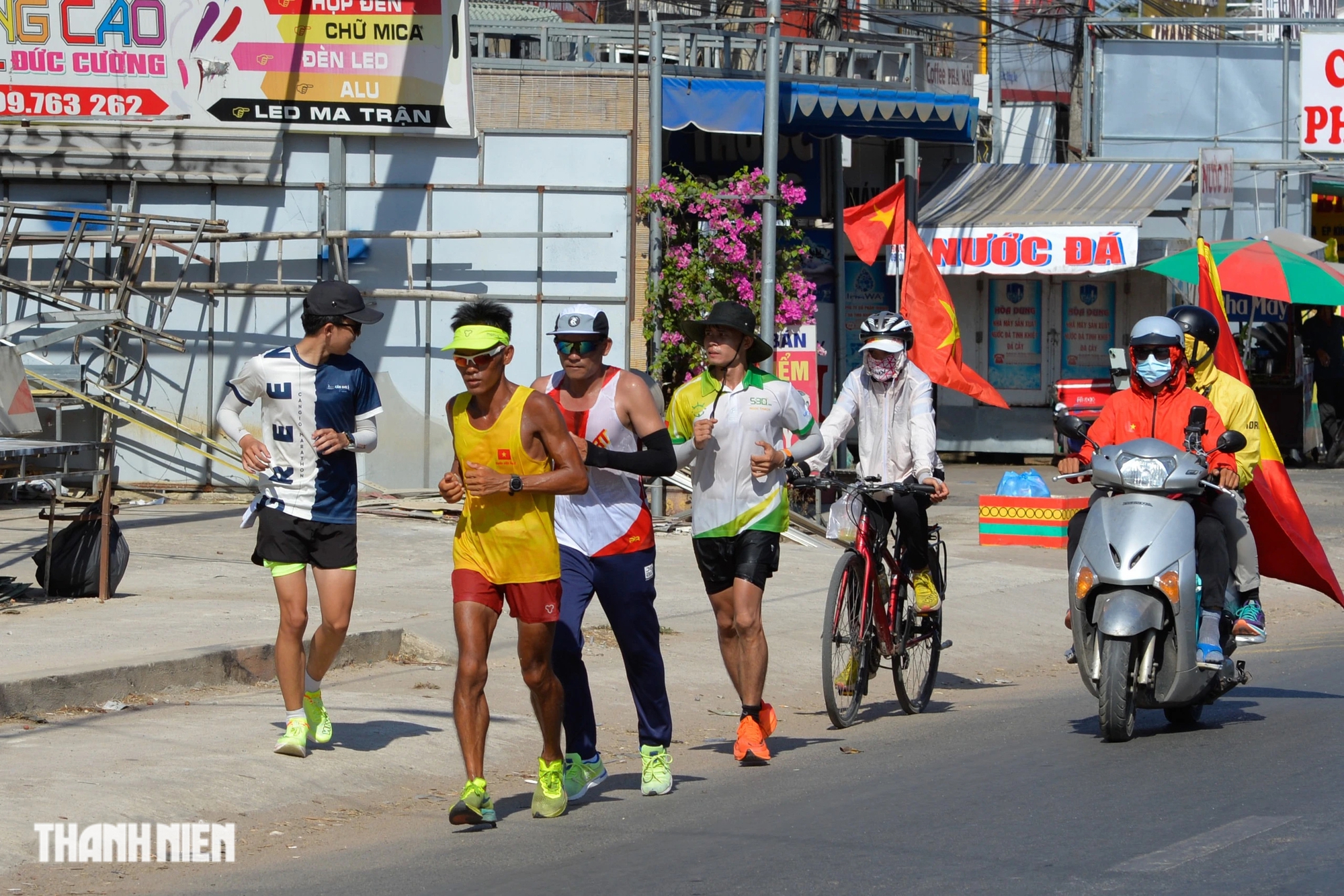 Một bạn trẻ tại H.Xuân Lộc, Đồng Nai canh thời gian Nguyễn Văn Long chạy ngang nhà mình và bắt đầu nhập đoàn, đồng hành tiếp sức cho anh. Ngày thứ 19, Long chạy được 99.99 km, dừng chân tại TP.Long Khánh, Đồng Nai.