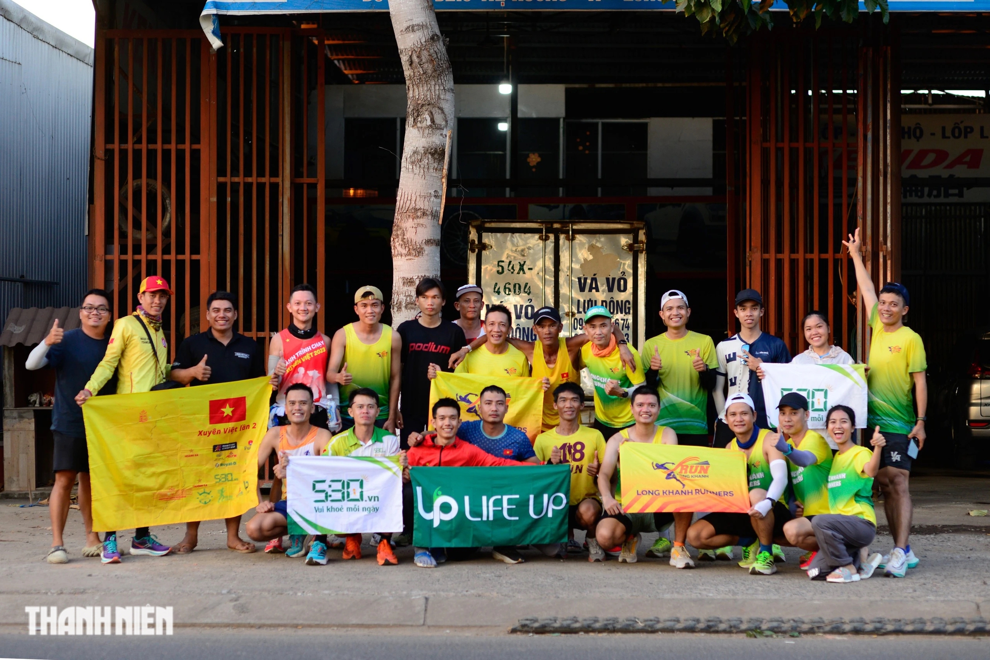 Nguyễn Văn Long chụp hình kỷ niệm cùng CLB Long Khánh Runners, chiều 29.4. 