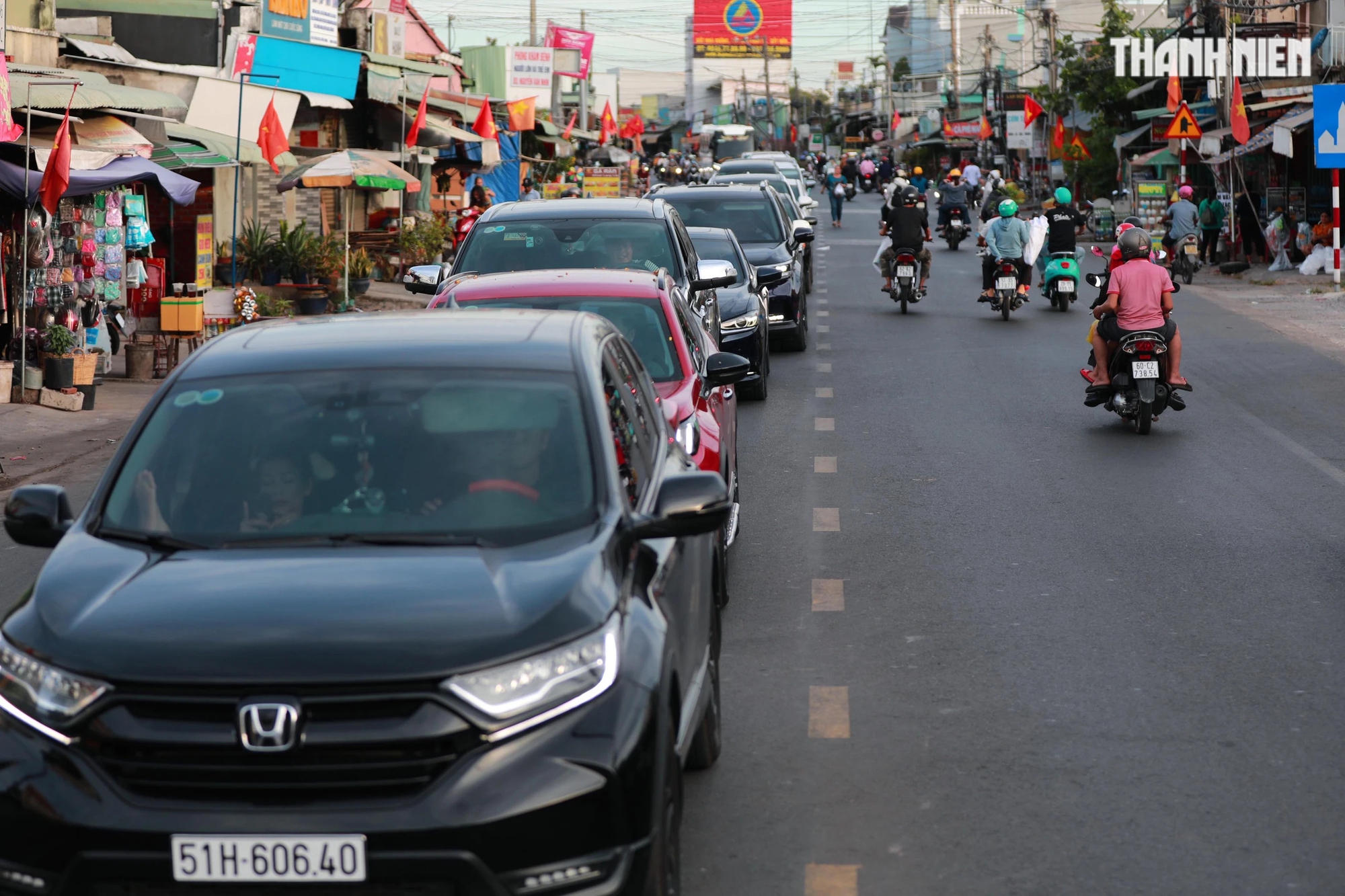 Dòng xe nhích từng chút chờ mua vé để qua phà Cát Lái chiều 30.4