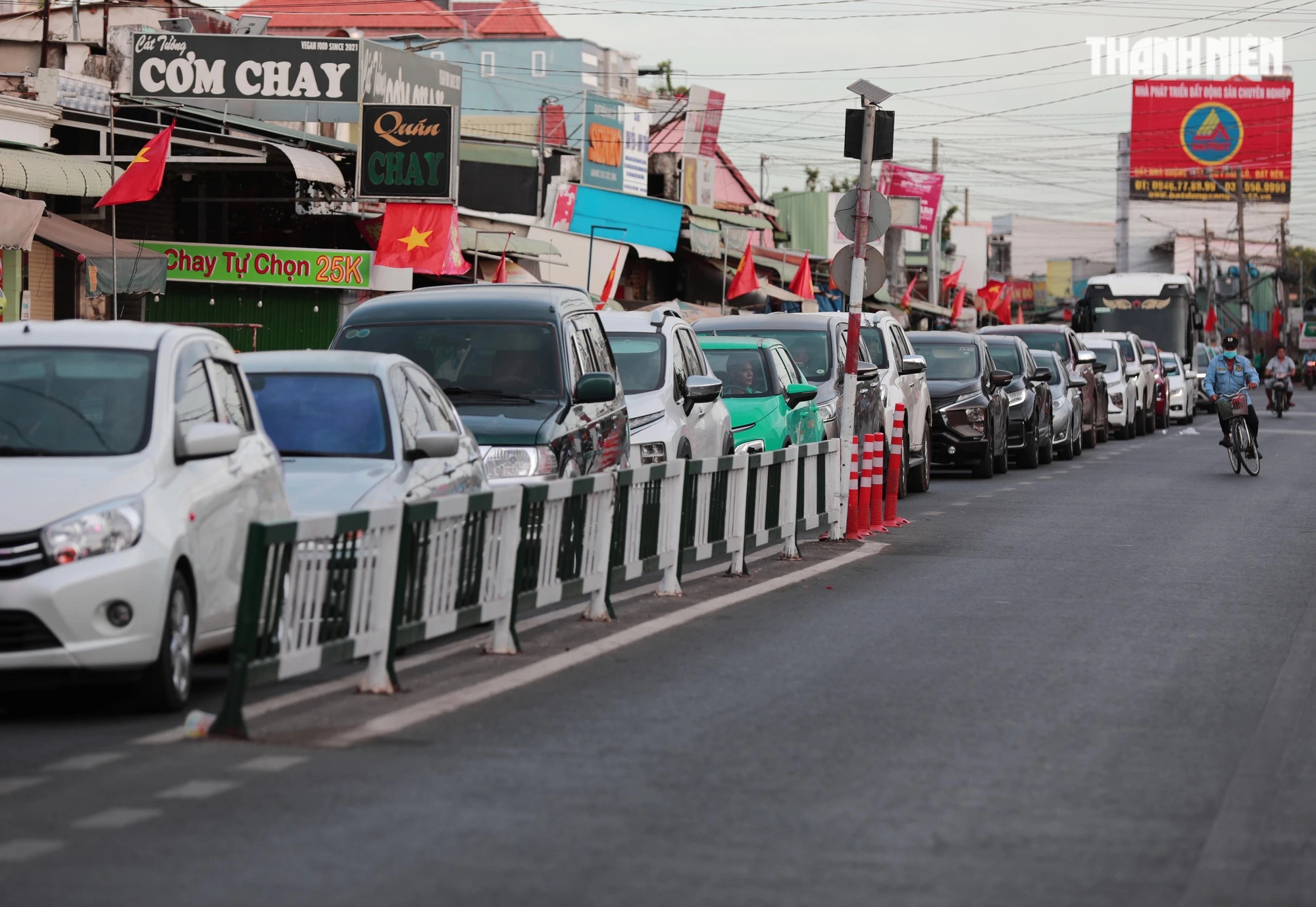 Càng về chiều tối lượng xe ô tô đổ về càng đông, một đoạn đường khoảng 3 km phải mất hàng giờ mới đến khu vực bán vé để lên phà