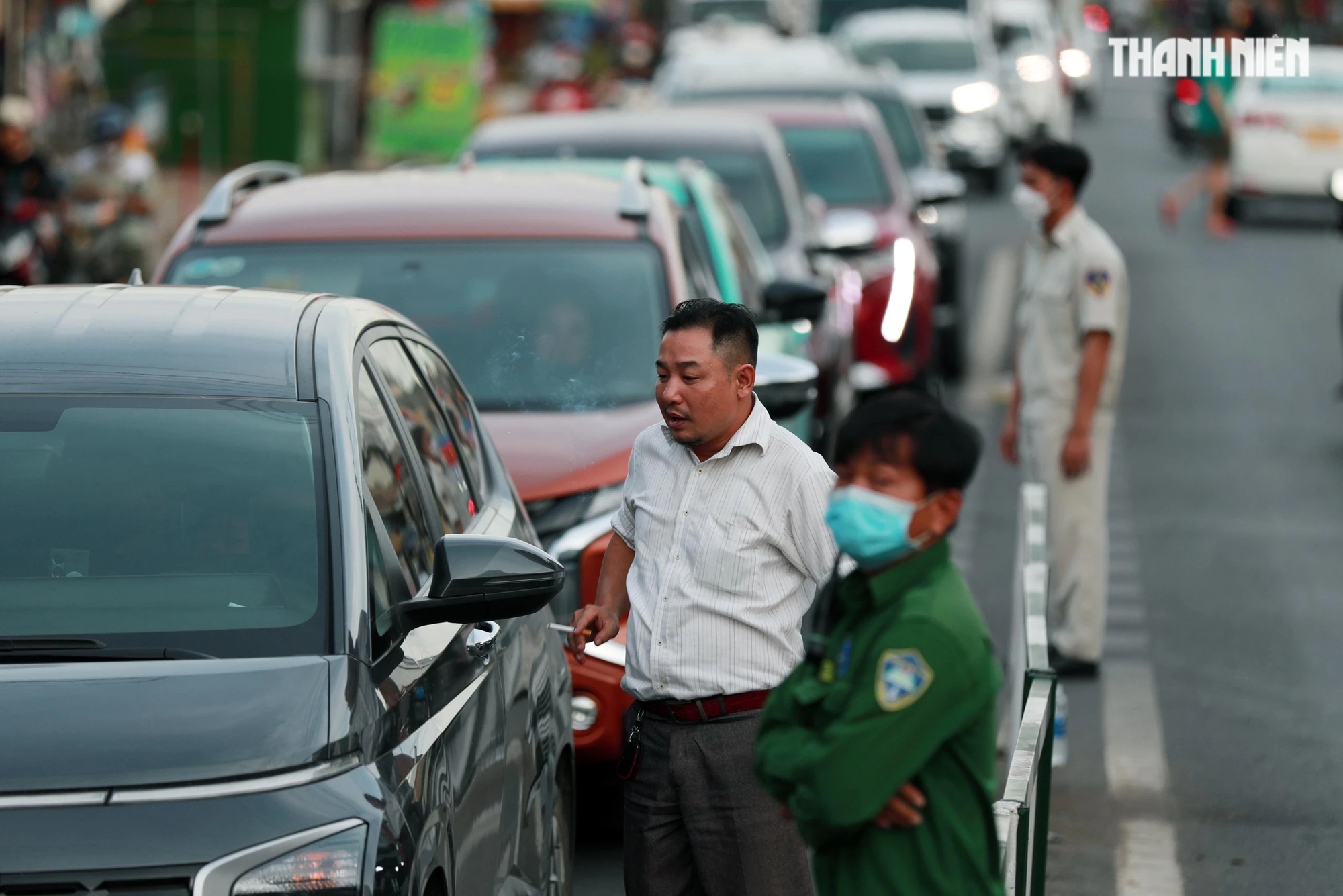 Tài xế Phan Đại Long (43 tuổi, H.Bình Chánh) xuống xe nhằm giải toả sự mệt mỏi trong khi dòng xe đang kẹt cứng hướng về phà Cát Lái. 