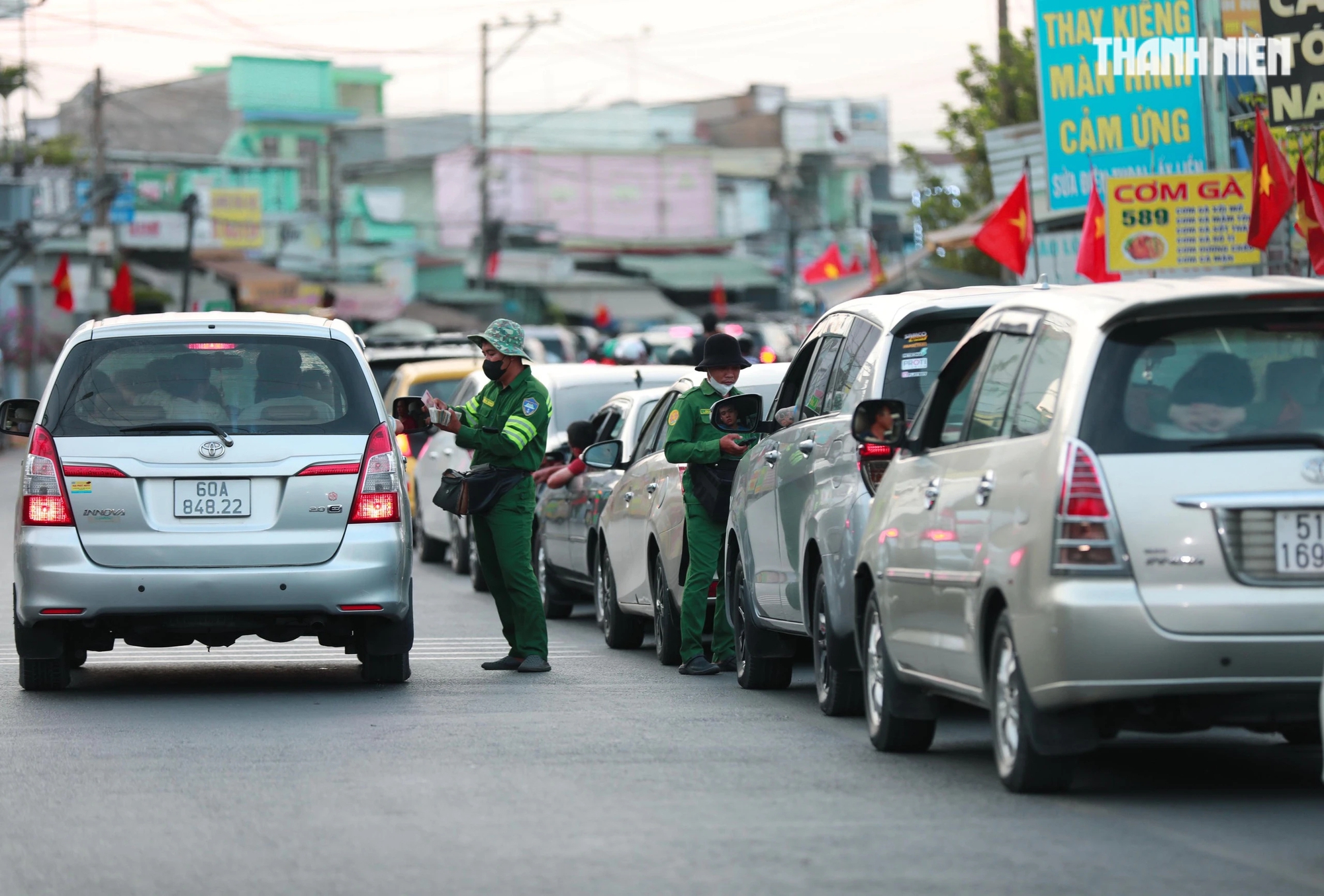 Đại diện Xí nghiệp quản lý phà Thanh niên xung phong (đơn vị quản lý phà Cát Lái) phải huy động 100% nhân lực, mở nhiều điểm bán vé trên đường vào phà để giảm thiểu tình trạng ùn tắc