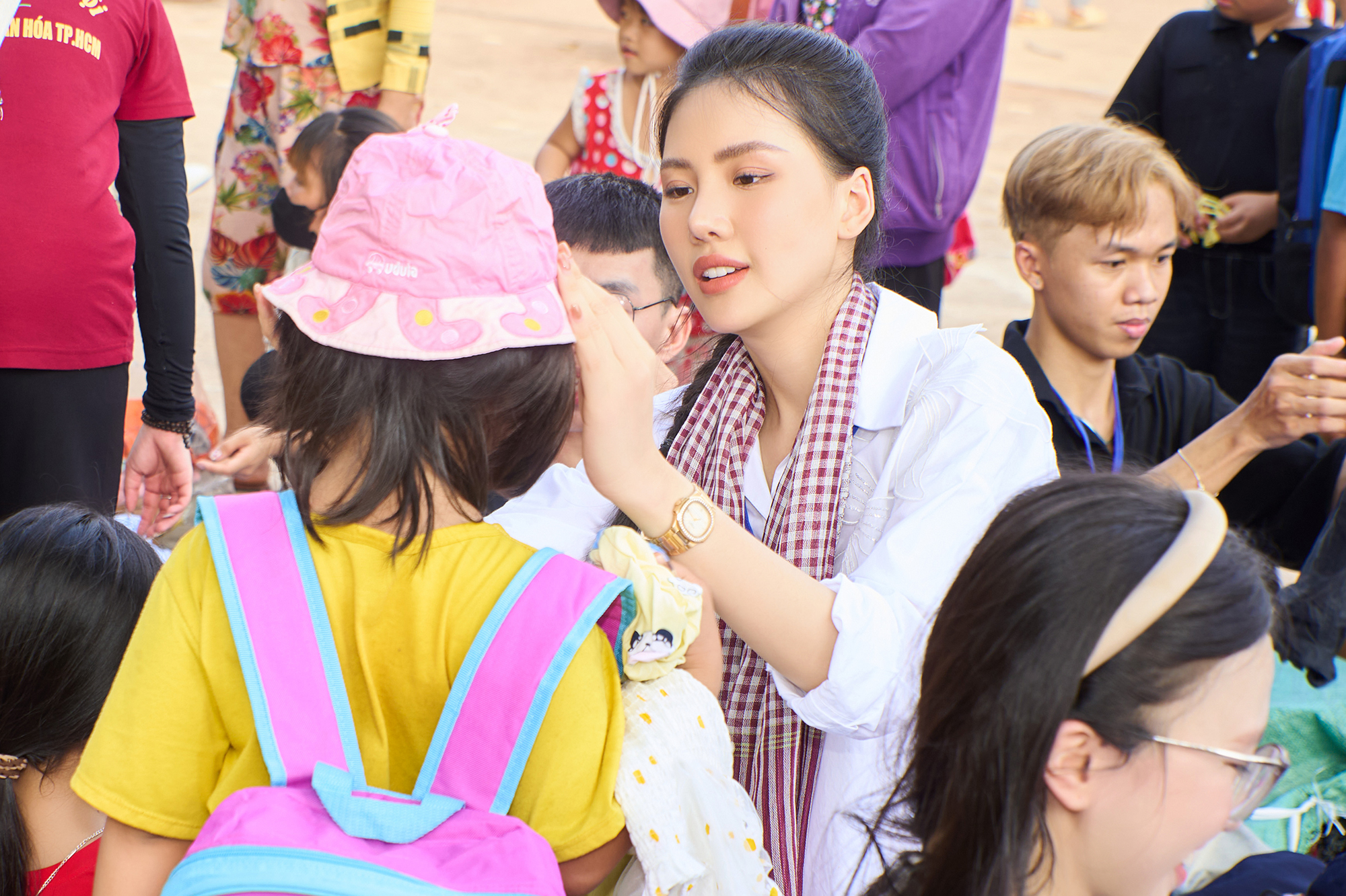 Bên cạnh đó, người đẹp gốc Hà Nội cũng hăng hái trong việc trao quà và vui chơi cùng các em nhỏ. Đối với cô, đây là chuyến đi ý nghĩa và để lại nhiều kỷ niệm đẹp