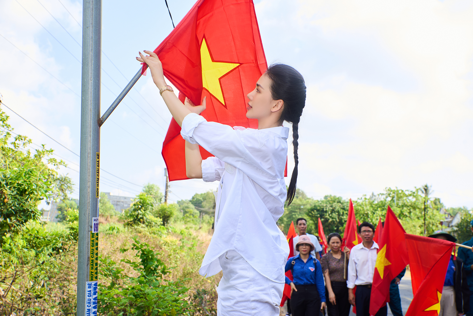 Nhân dịp lễ 30.4 và 1.5, Hoa hậu Bùi Quỳnh Hoa thực hiện những hoạt động thiện nguyện tại 2 tỉnh Bình Phước và Bến Tre