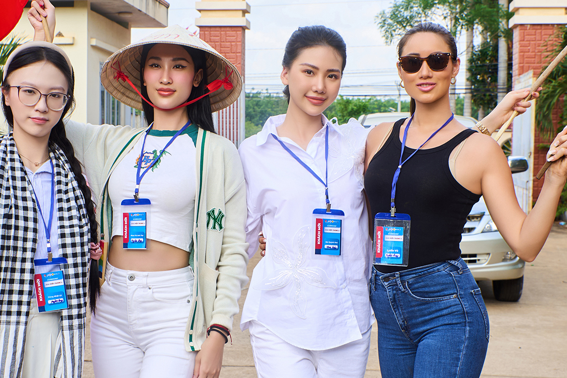 Miss Universe Vietnam 2023 cùng những người đẹp như Lydie Vũ, Phạm Thư, Nhật Lệ phối hợp với đội Công tác Xã hội Thanh niên TP.HCM, đội Công tác Xã hội Trường đại học Văn hóa TP.HCM và các tình nguyện viên thực hiện chương trình Hoa nhân ái - Giai điệu tháng tư ở tỉnh Bình Phước