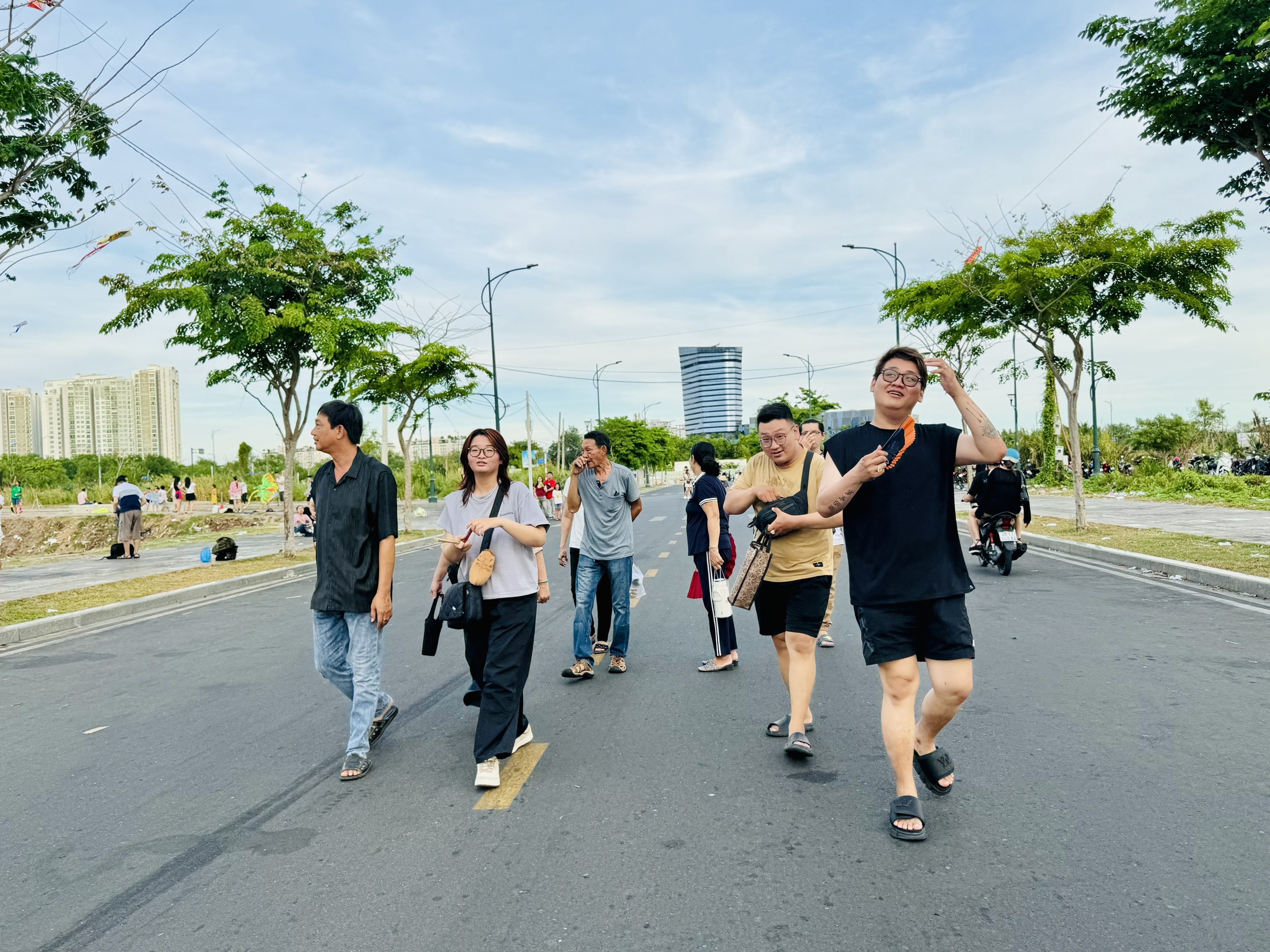 Càng về chiều tối lượng người đổ về khu vực thả diều càng đông