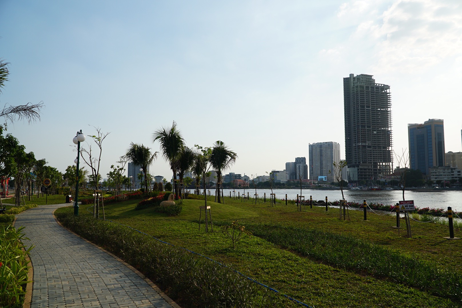Công viên bờ sông Sài Gòn dần trở trở thành địa điểm mới mỗi khi có bắn pháo hoa