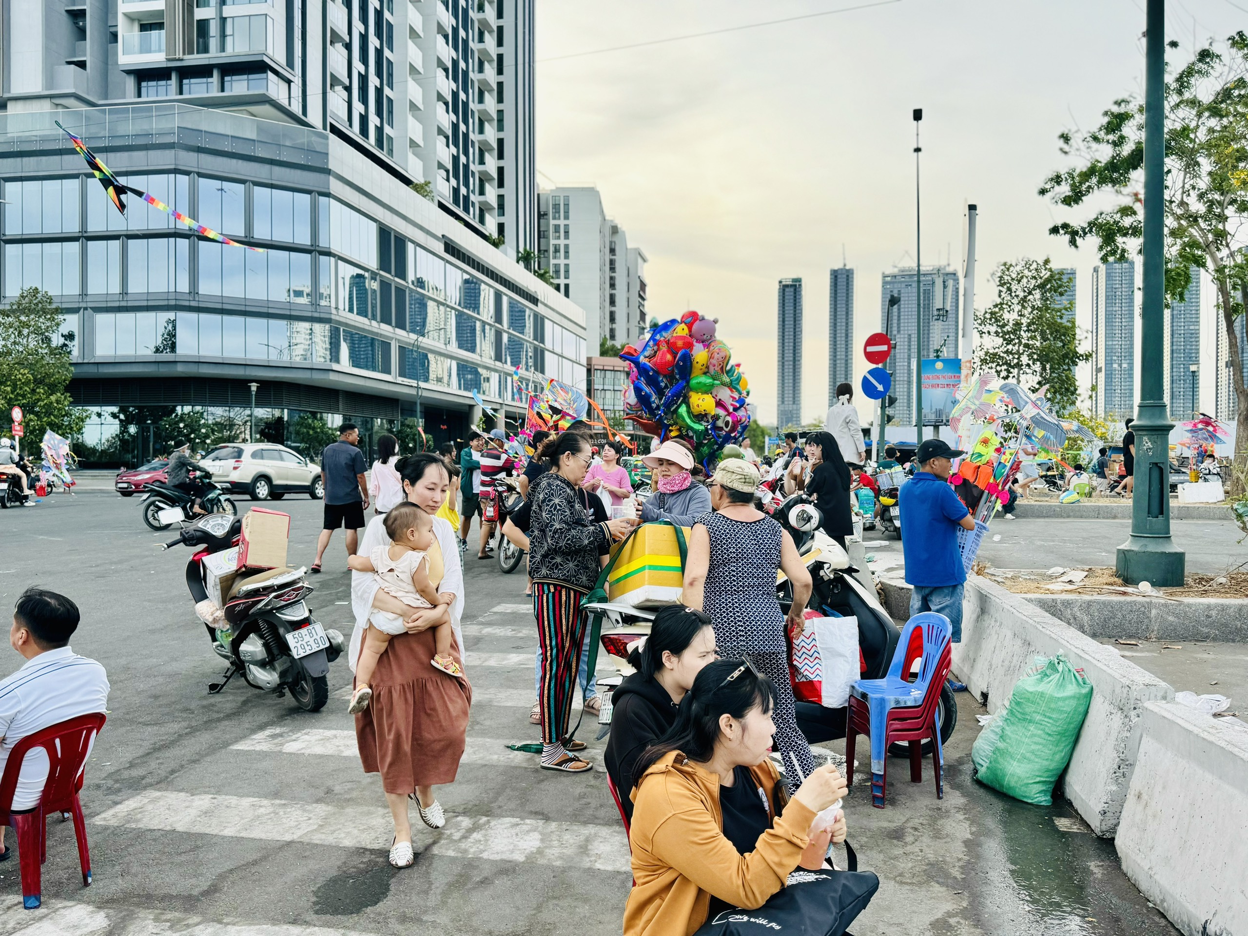 Bạn Trần Thị Thảo Nguyên (20 tuổi, ở Q.8) lần đầu tiên đưa ba mẹ đến khu vực thả diều để vui chơi dịp nghỉ lễ 30.4 – 1.5. 