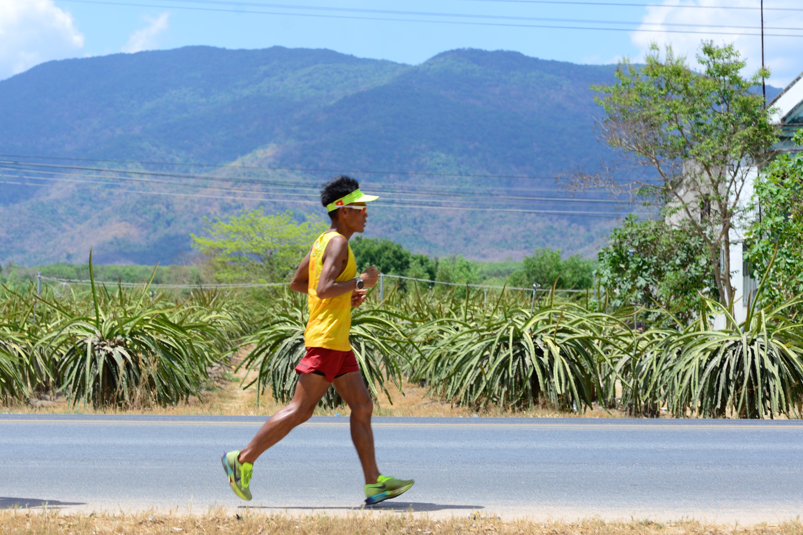 Chạy bộ 1.800 km suốt 20 ngày dưới nắng nóng ‘thiêu đốt’: Cảm phục lý do không bỏ cuộc- Ảnh 1.