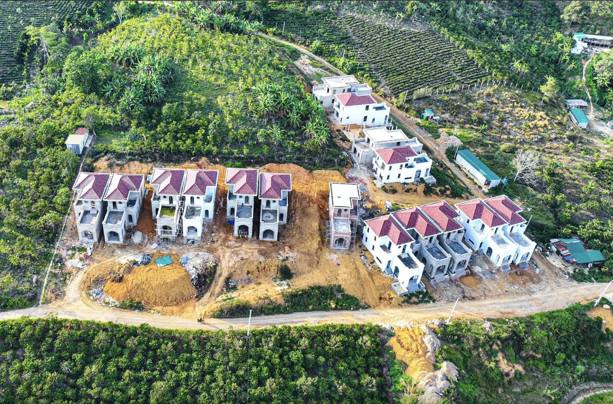 Toàn cảnh 17 căn biệt thự sai quy hoạch xây dựng ở xã Lộc Thành