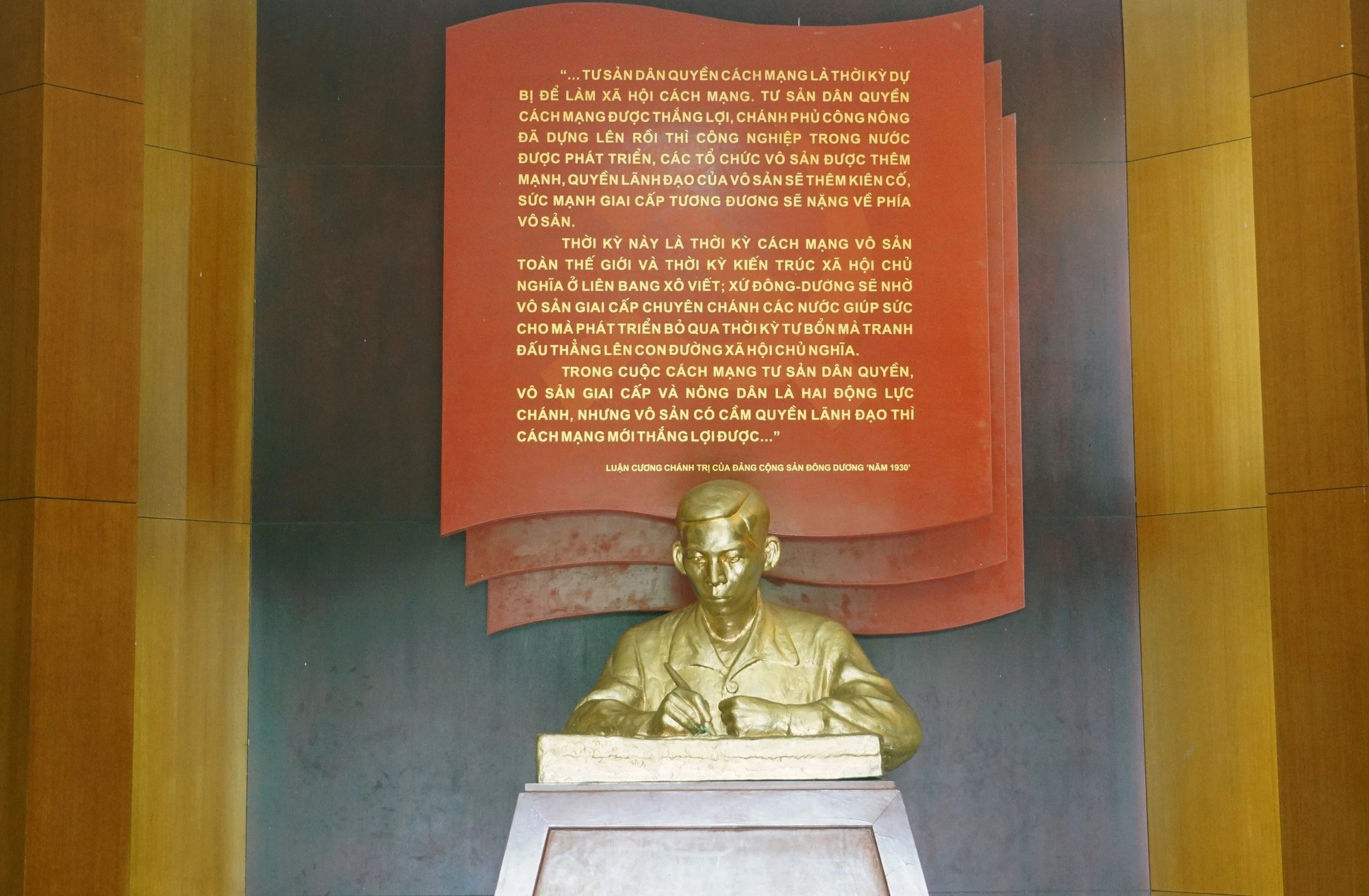Bức tượng bán thân của cố Tổng Bí thư Trần Phú được đặt tại nhà trưng bày lưu niệm ở xã Tùng Ảnh (H.Đức Thọ, Hà Tĩnh)