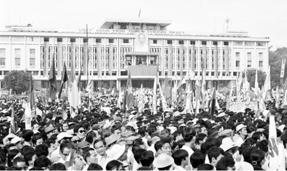 Mít tinh mừng Ủy ban quân quản TP.Sài Gòn ra mắt ngày 7.5.1975