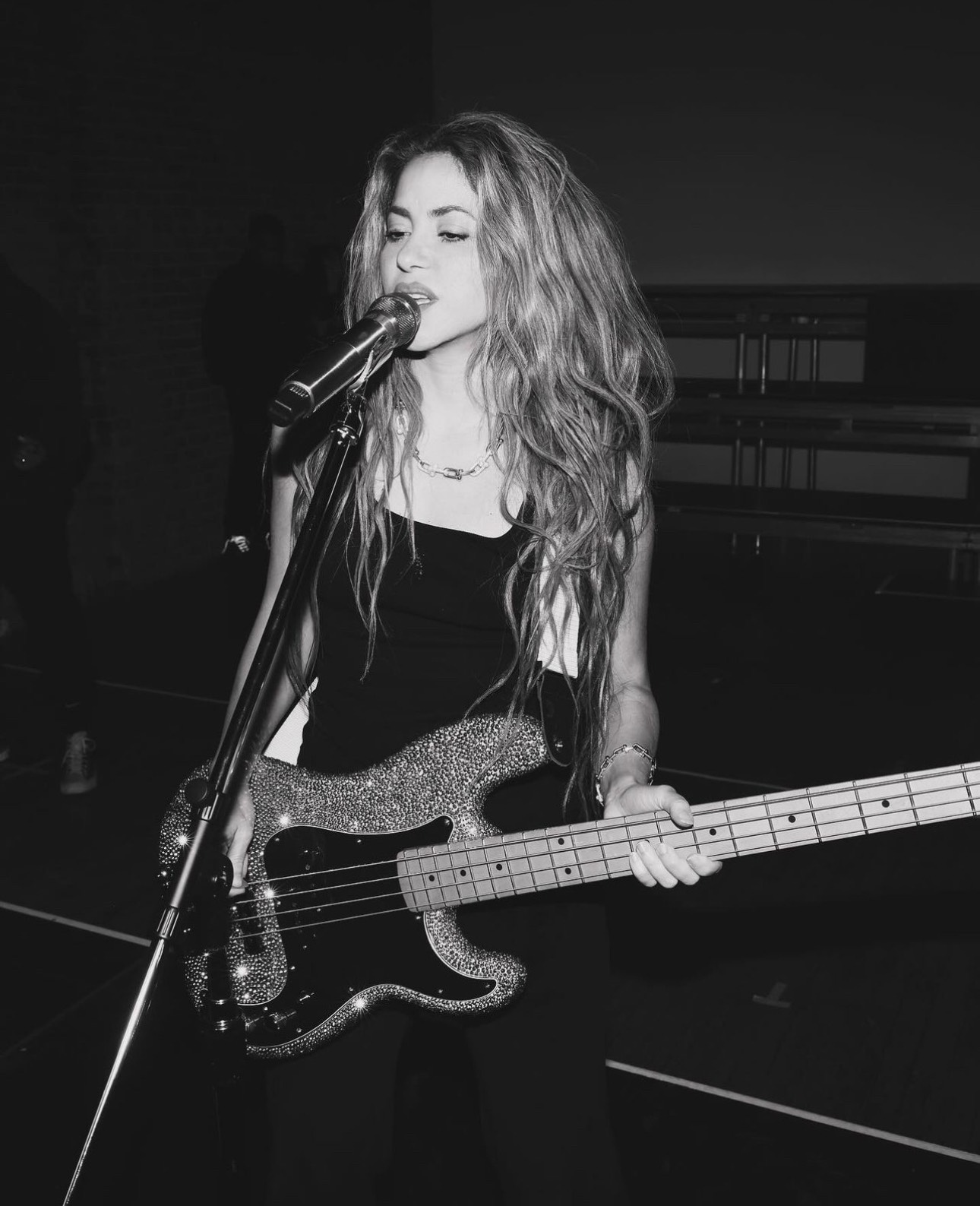 Rộ tin Shakira hẹn hò tình mới sau 2 năm chia tay siêu sao bóng đá Piqué- Ảnh 4.