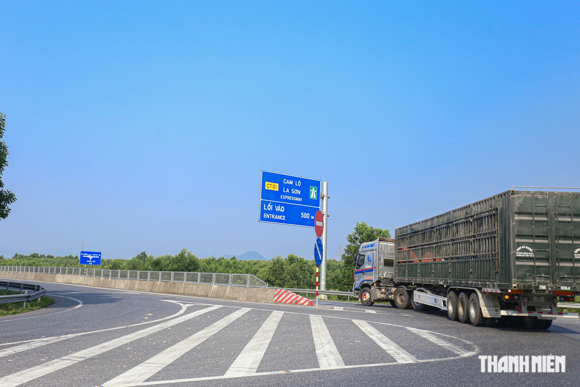 Cao tốc Cam Lộ - La Sơn cấm 'xe lớn': Một số xe container vẫn 'không biết'- Ảnh 2.