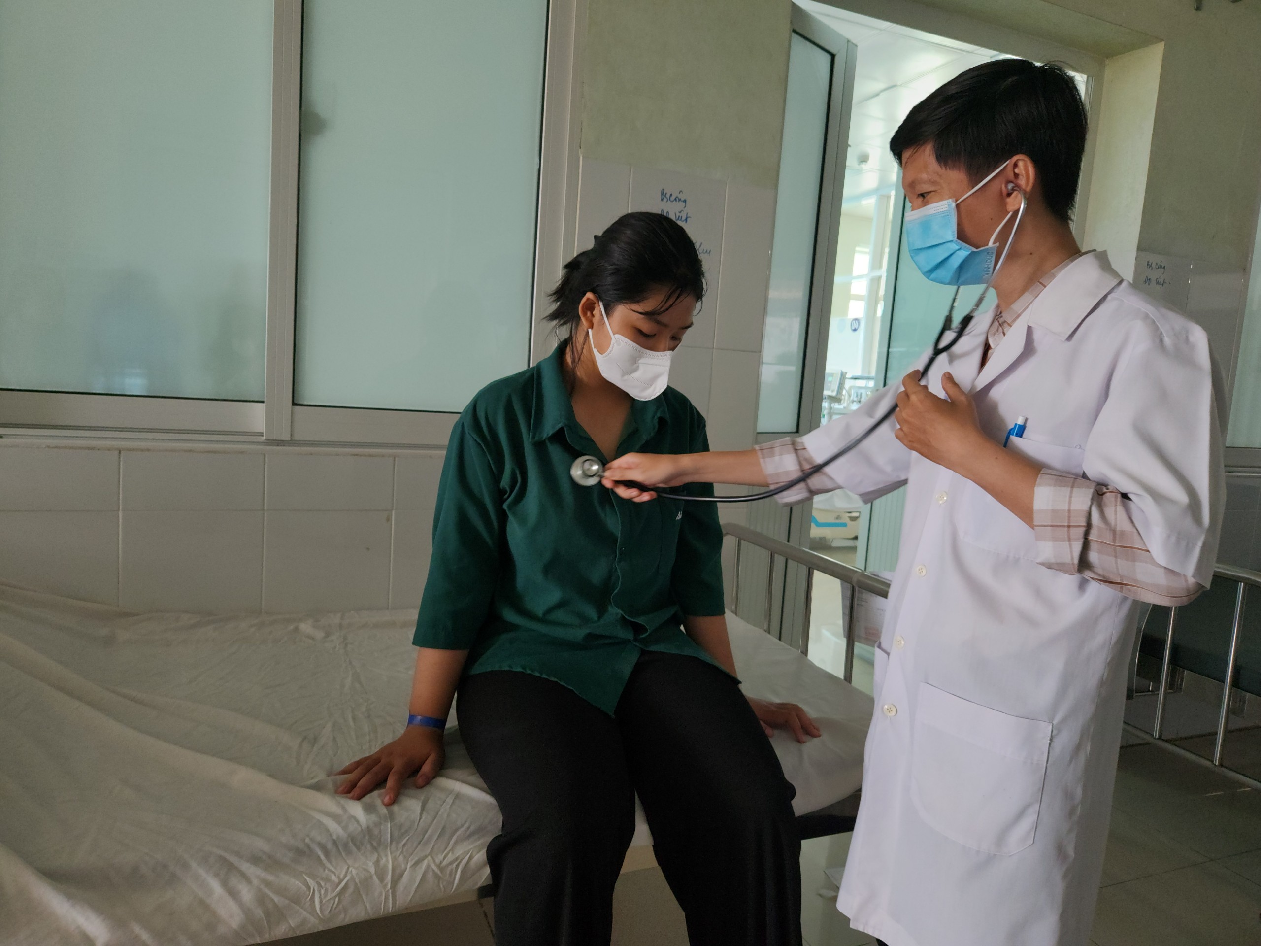 Sở y tế đưa ra khuyến cáo sau vụ 19 học sinh nghi ngộ độc khí 'bóng thối'- Ảnh 2. Sở y tế đưa ra khuyến cáo sau vụ 19 học sinh nghi ngộ độc khí 'bóng thối'- Ảnh 2.