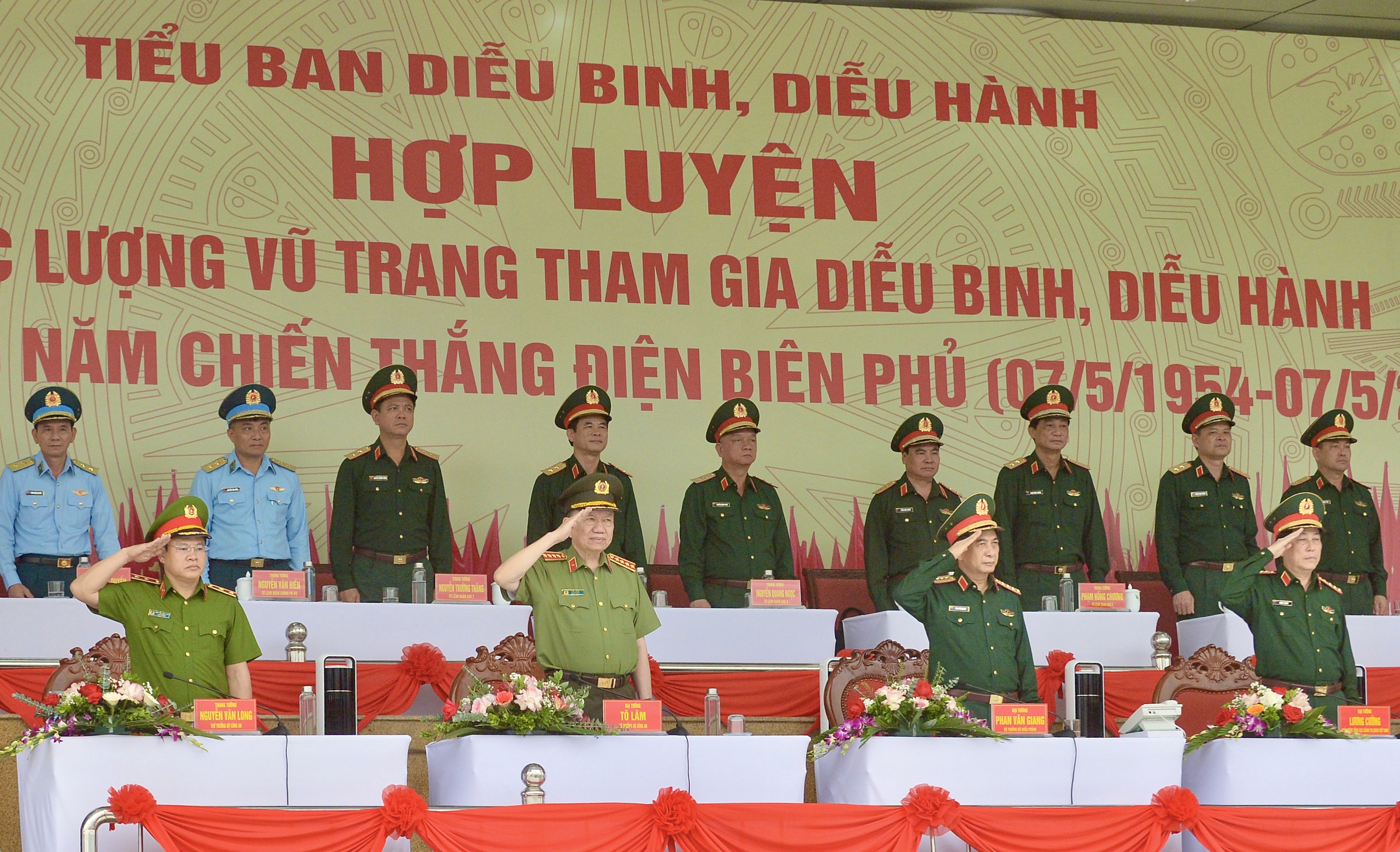 3 đại tướng kiểm tra hợp luyện diễu binh kỷ niệm chiến thắng Điện Biên Phủ- Ảnh 1.