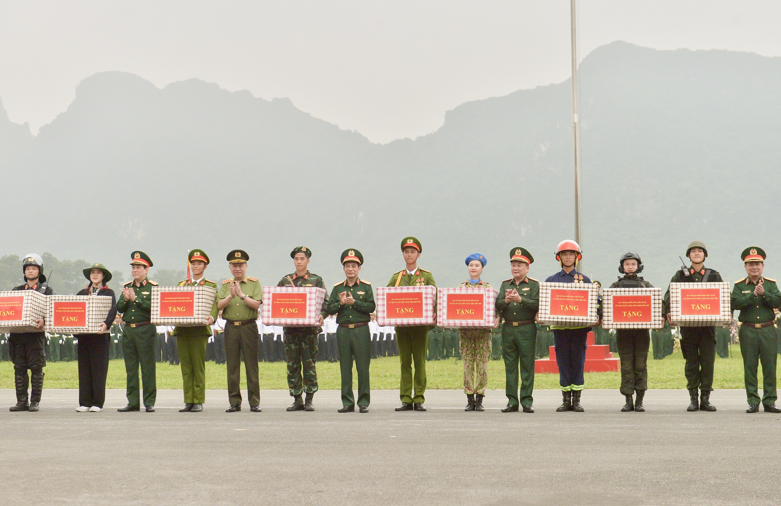 3 đại tướng kiểm tra hợp luyện diễu binh kỷ niệm chiến thắng Điện Biên Phủ- Ảnh 21.