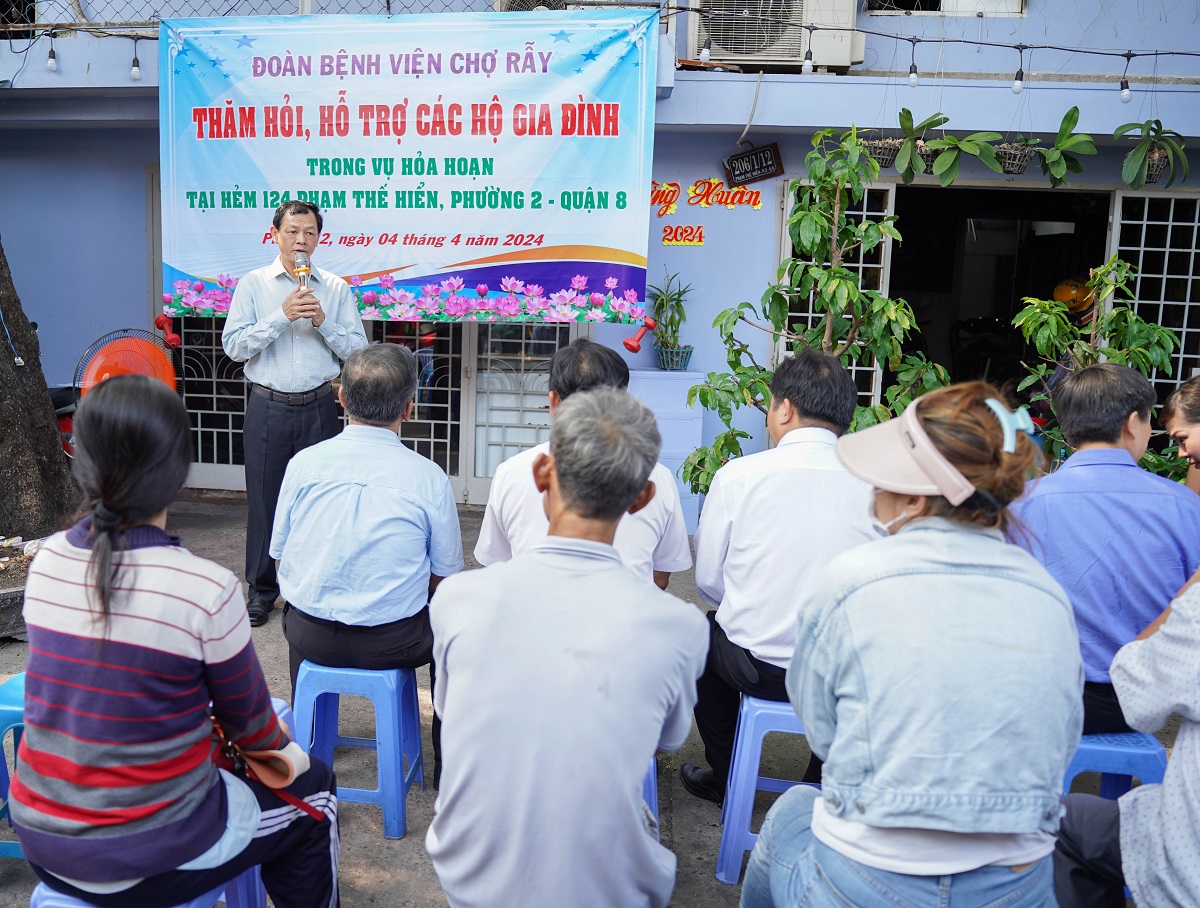 TP.HCM: Bệnh viện Chợ Rẫy hỗ trợ các gia đình trong vụ cháy ở quận 8- Ảnh 1. TP.HCM: Bệnh viện Chợ Rẫy hỗ trợ các gia đình trong vụ cháy ở quận 8- Ảnh 1.