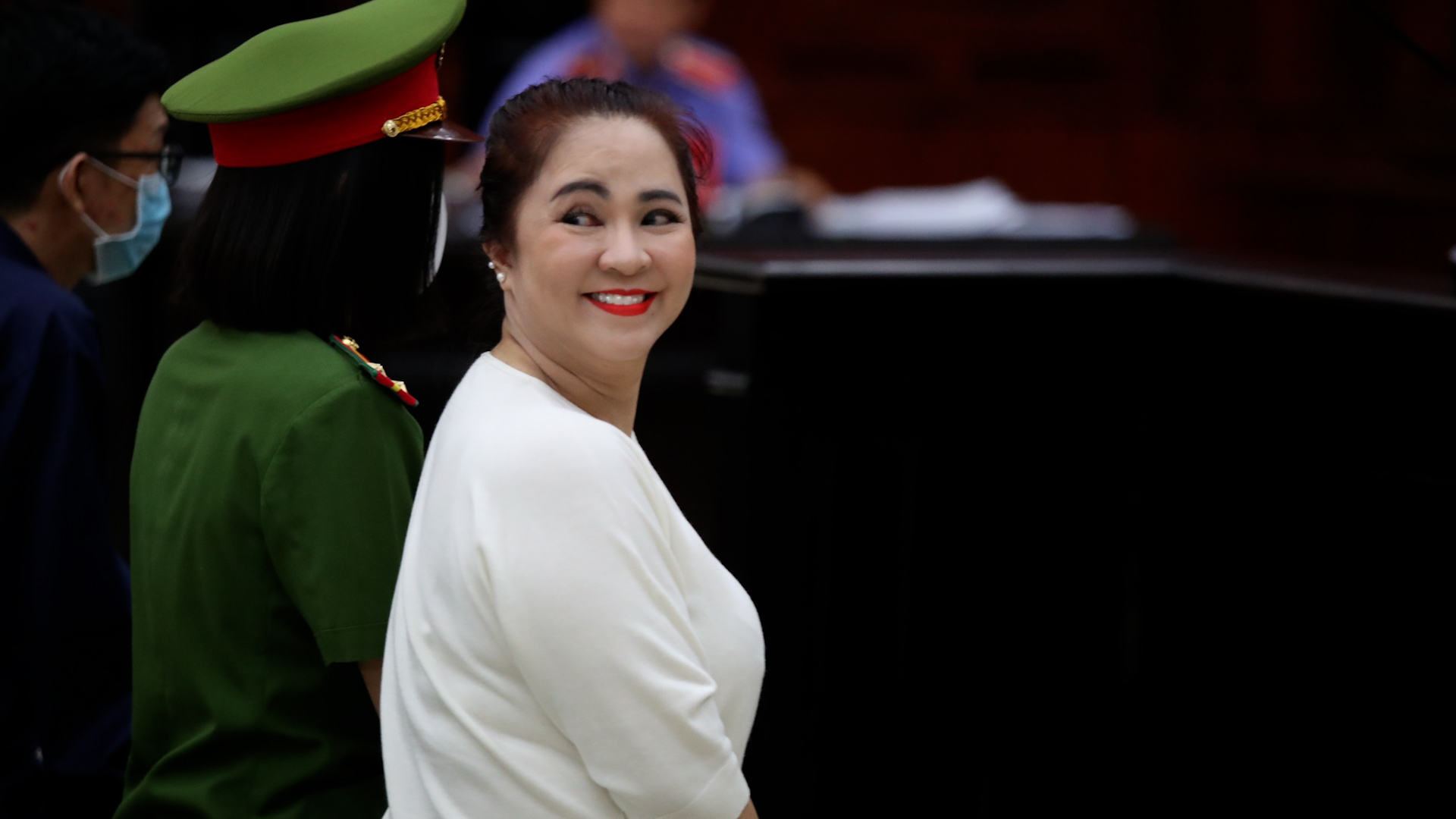 Bà Nguyễn Phương Hằng tươi cười tại phiên tòa phúc thẩm- Ảnh 1.