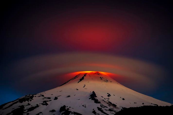 Đám mây hoàn hảo, chụp ở núi lửa Villarrica, giải Bạc mục Cảnh quan và môi trường, Chile