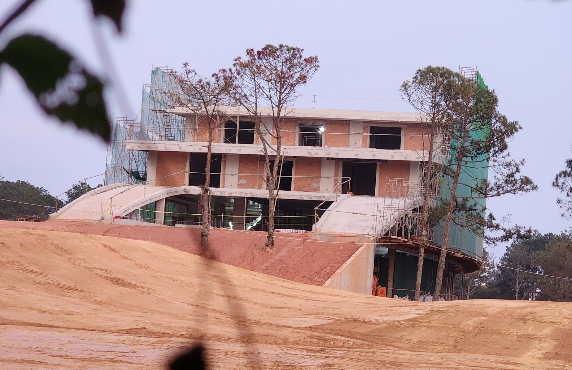 Lâm Đồng lại chỉ đạo rà soát việc xử lý sai phạm trong Đồi Cù Đà Lạt- Ảnh 3. Lâm Đồng lại chỉ đạo rà soát việc xử lý sai phạm trong Đồi Cù Đà Lạt- Ảnh 3.