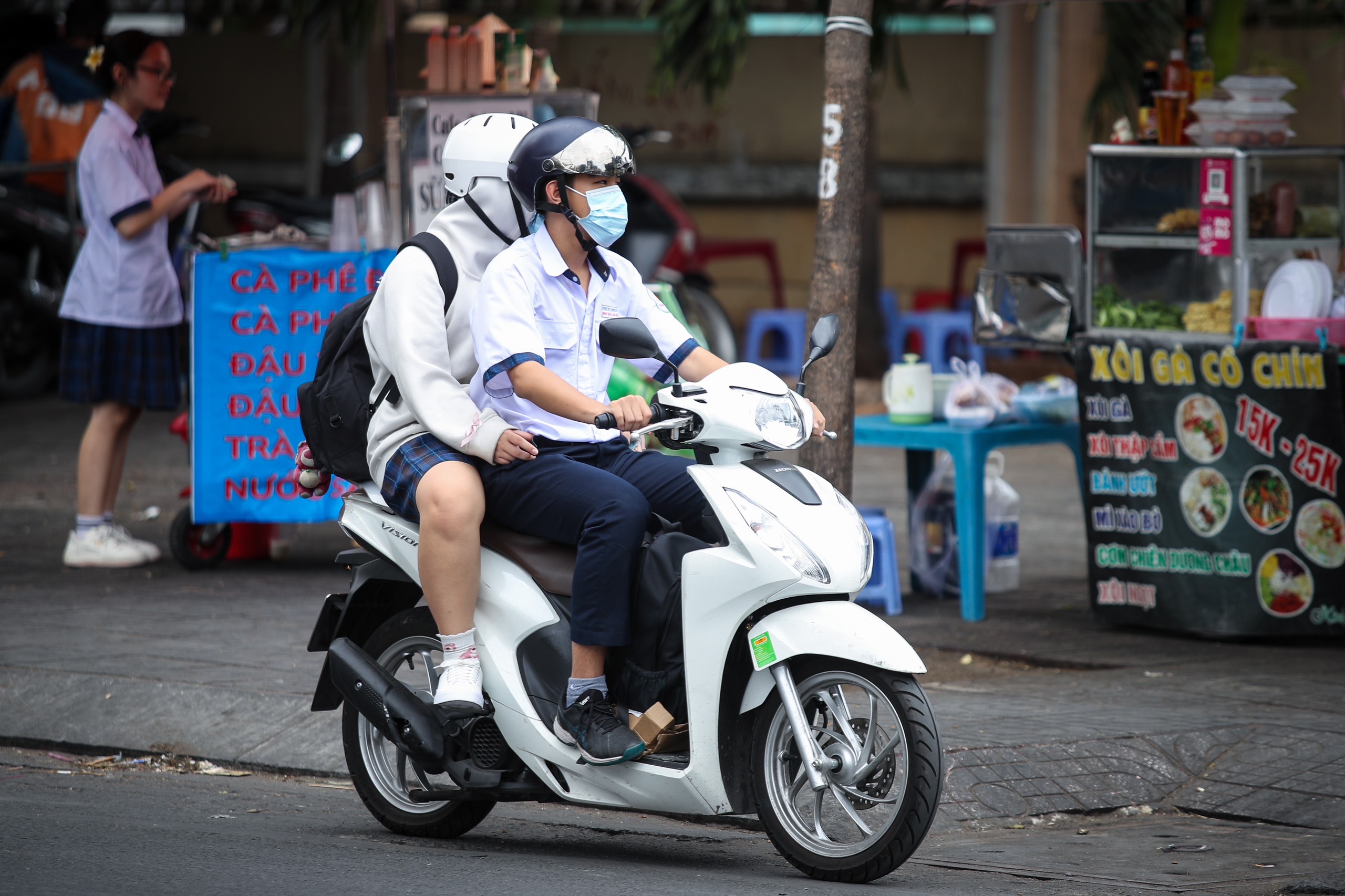 Tràn ngập học sinh lái xe máy trên 50 phân khối ở TP.HCM- Ảnh 4.