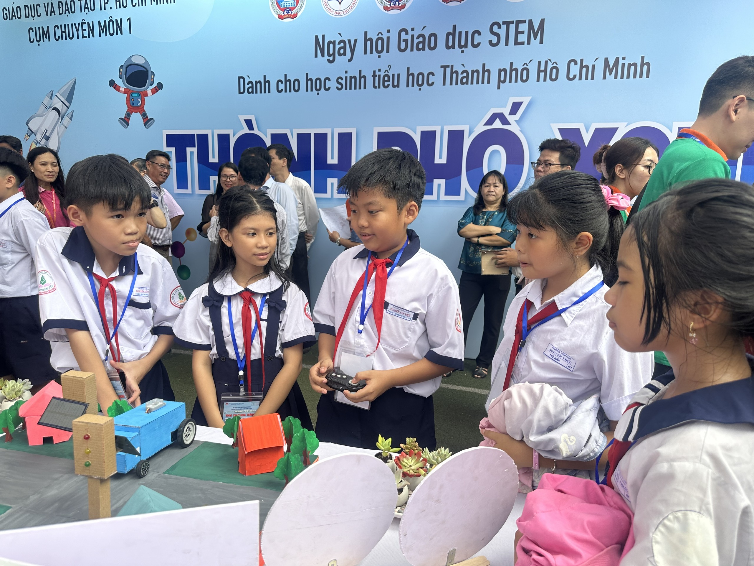 Học sinh trải nghiệm với sản phẩm sáng tạo STEM