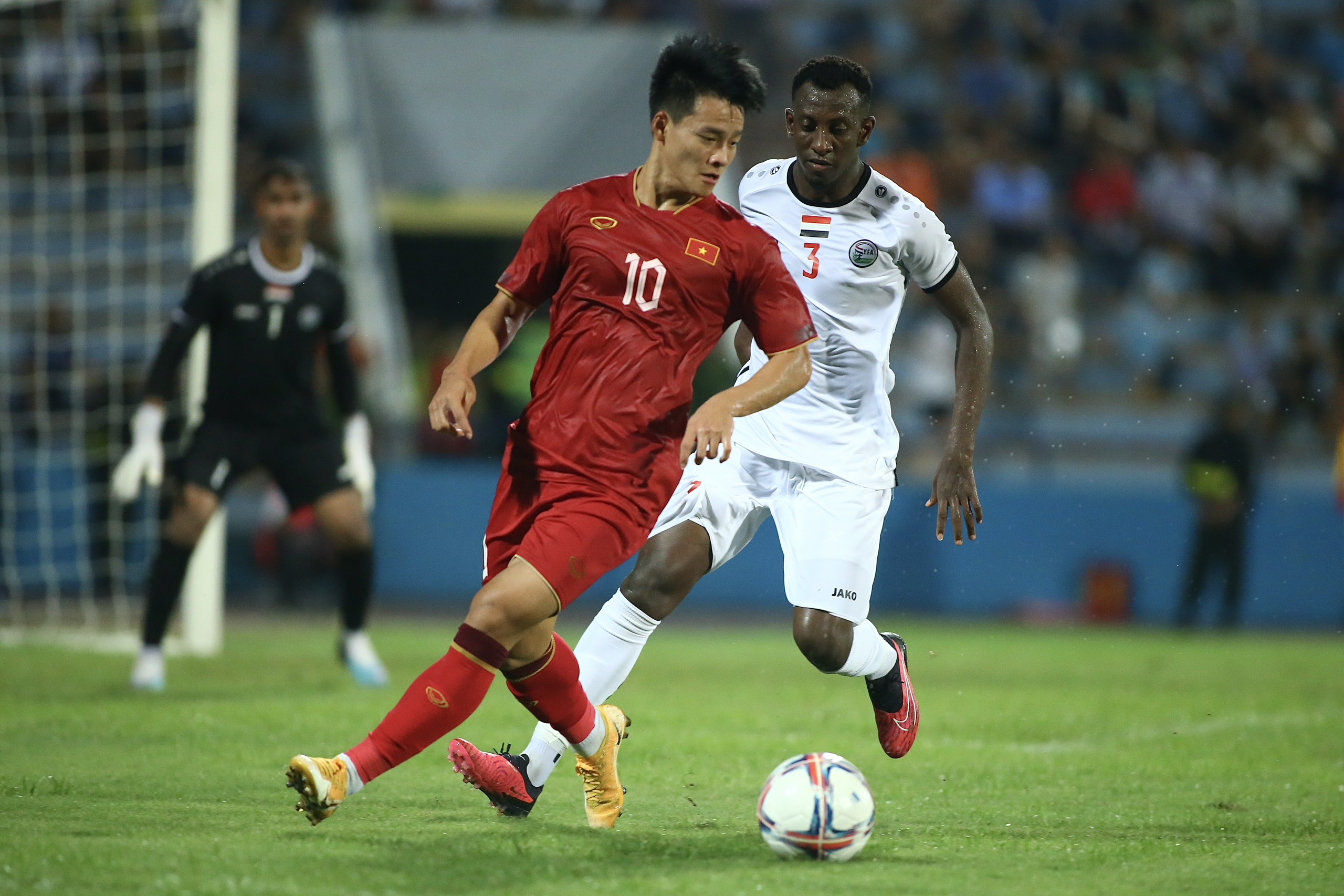 Thanh Nhàn được HLV Troussier trao áo số 10 khi đội tuyển U.23 Việt Nam đá vòng loại U.23 châu Á