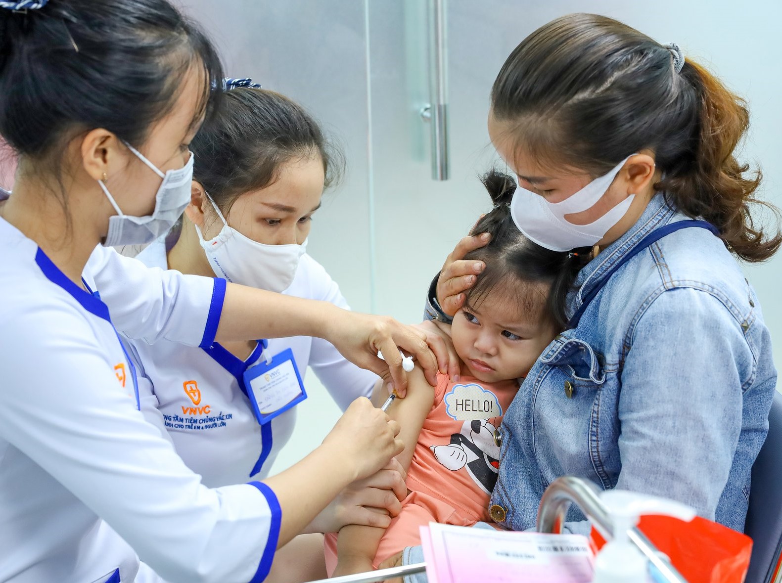 Trẻ tiêm chủng vắc xin não mô cầu tại VNVC. Ảnh: Nhật Minh Trẻ tiêm chủng vắc xin não mô cầu tại VNVC. Ảnh: Nhật Minh