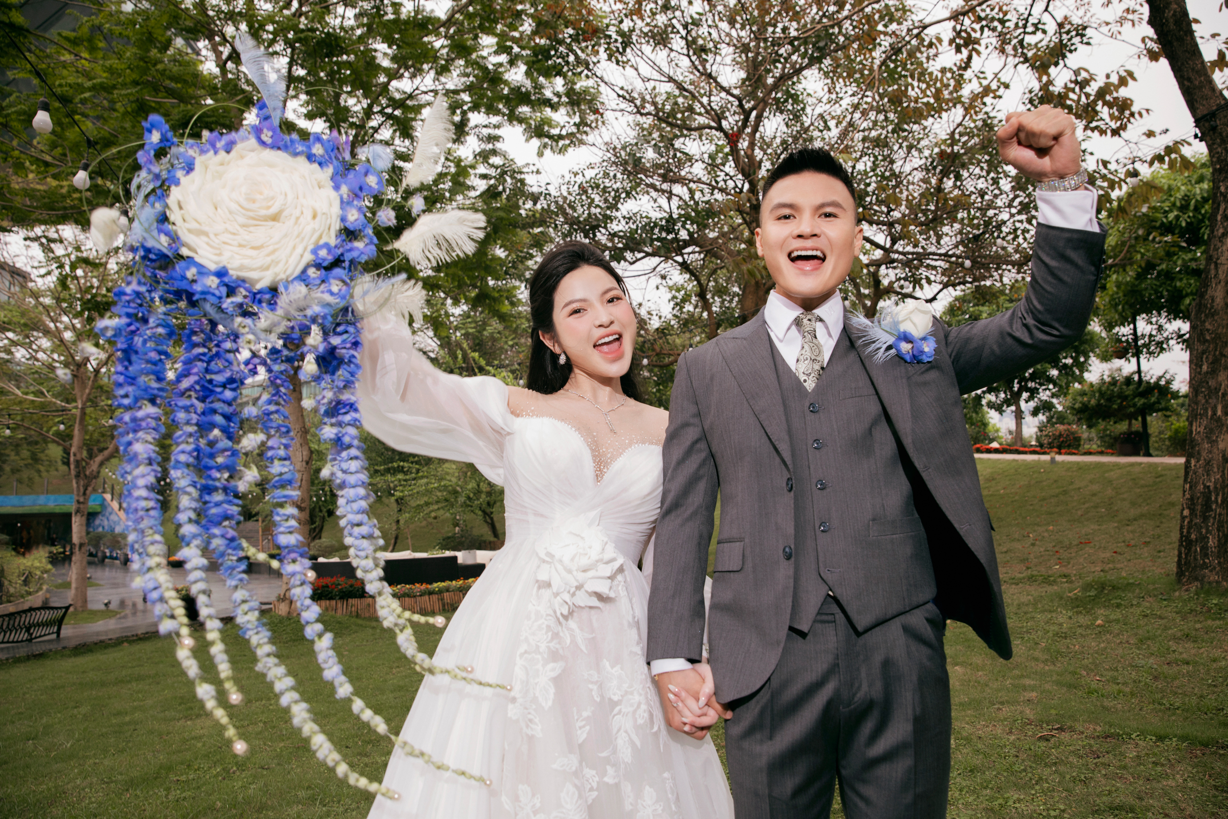 Chu Thanh Huyền diện váy nửa tỉ đồng trong đám cưới với Quang Hải- Ảnh 1.
