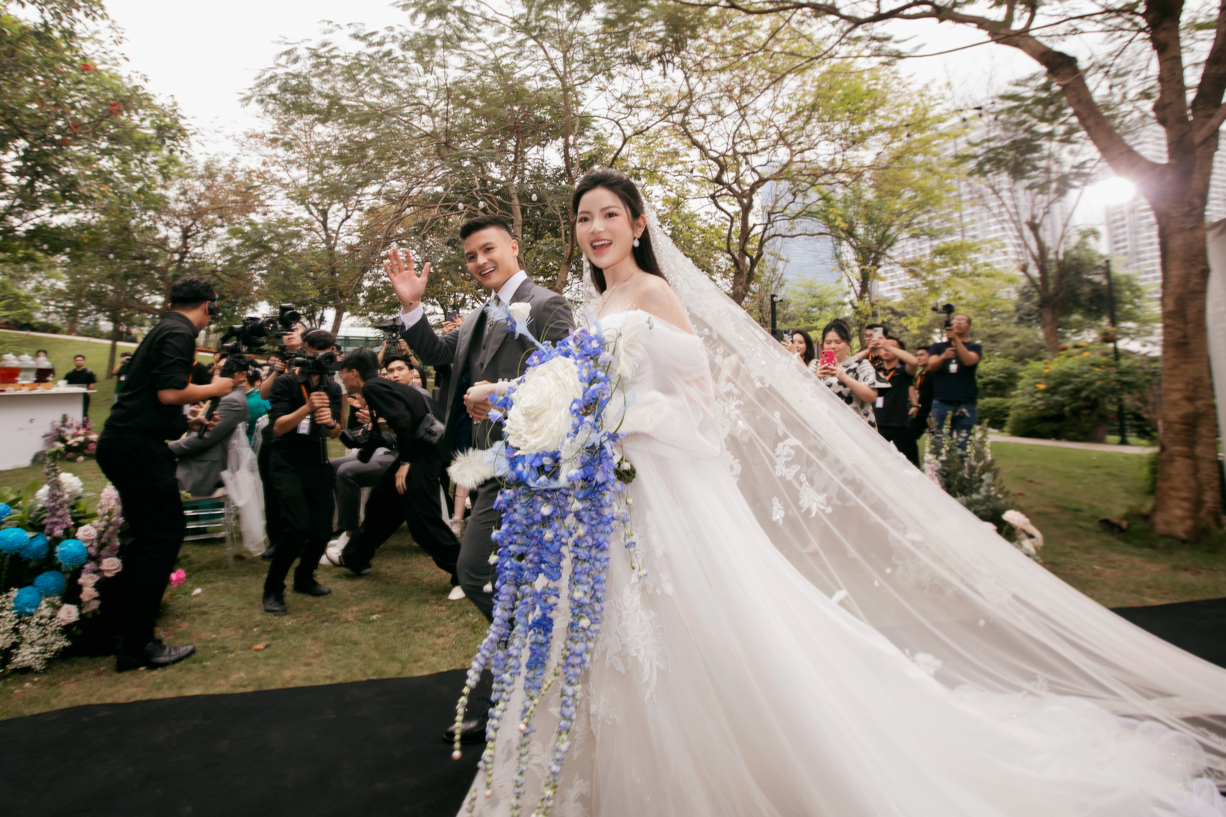 Chu Thanh Huyền diện váy nửa tỉ đồng trong đám cưới với Quang Hải- Ảnh 2.
