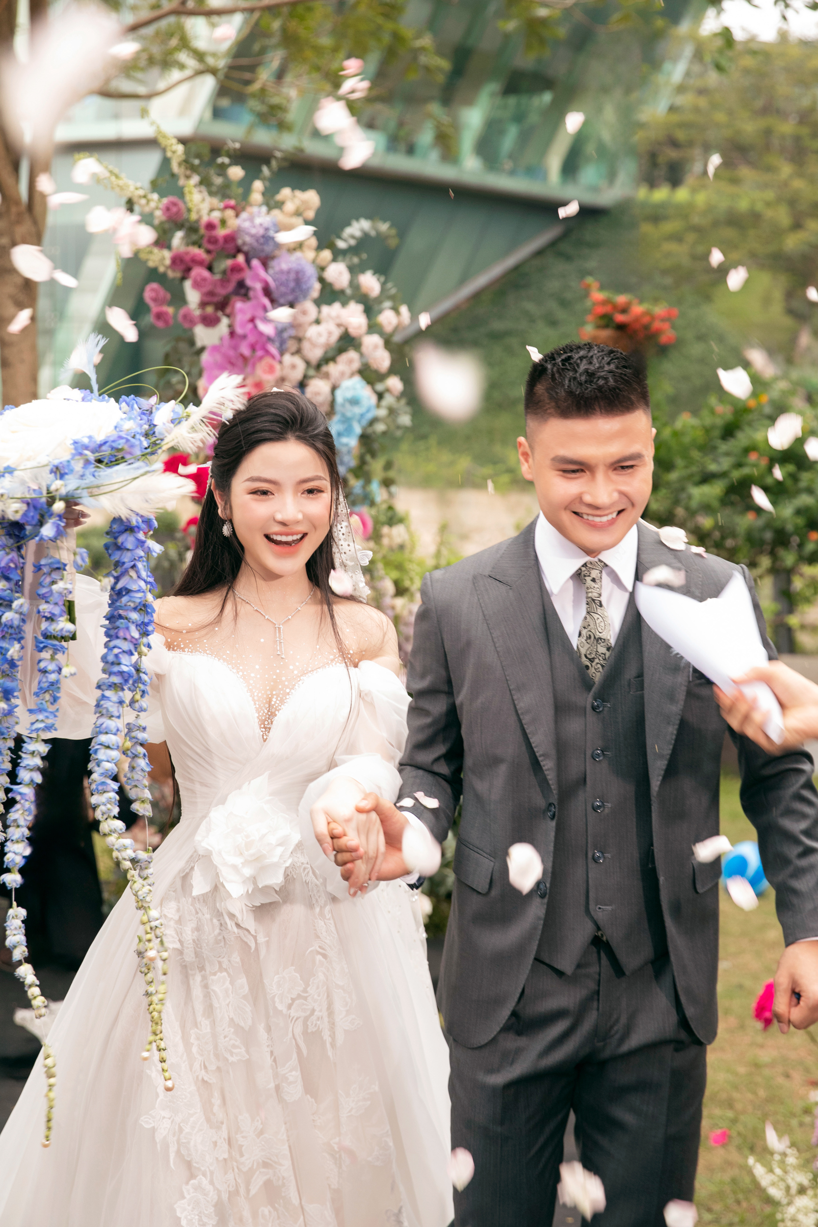 Chu Thanh Huyền diện váy nửa tỉ đồng trong đám cưới với Quang Hải- Ảnh 3.