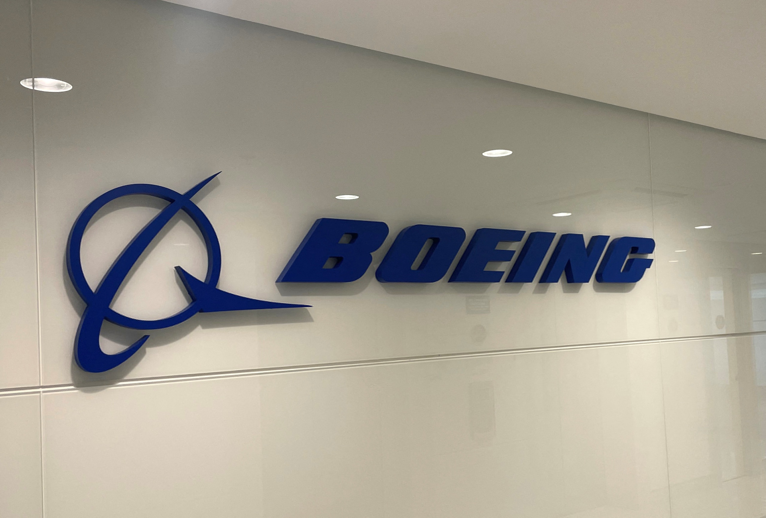 CEO Boeing nhận lương, thưởng khủng giữa bão khủng hoảng- Ảnh 1.