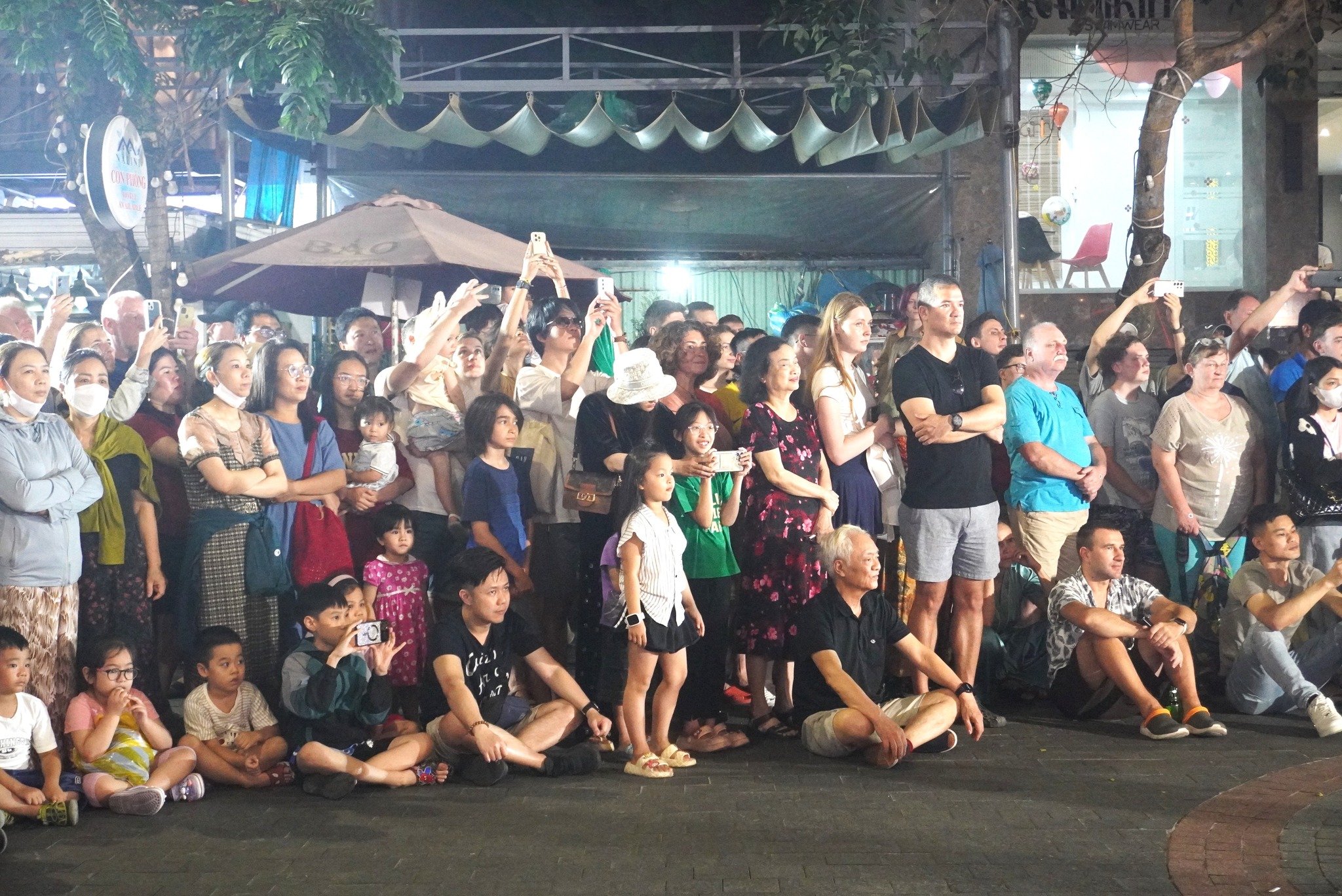 Đà Nẵng: Người dân và du khách nước ngoài hòa vũ điệu tại phố Tây- Ảnh 1.