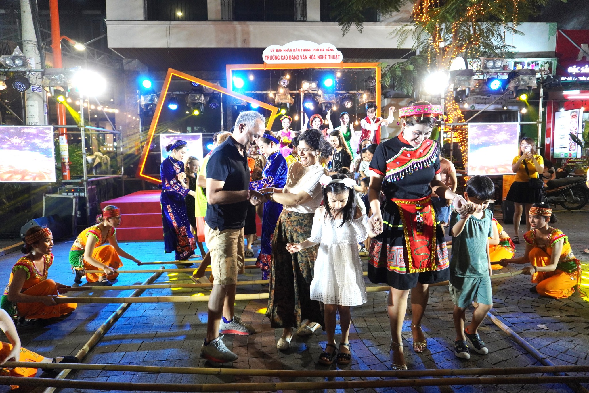 Đà Nẵng: Người dân và du khách nước ngoài hòa vũ điệu tại phố Tây- Ảnh 9.