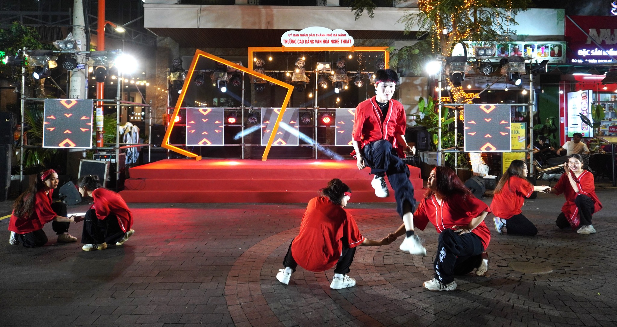 Đà Nẵng: Người dân và du khách nước ngoài hòa vũ điệu tại phố Tây- Ảnh 4.