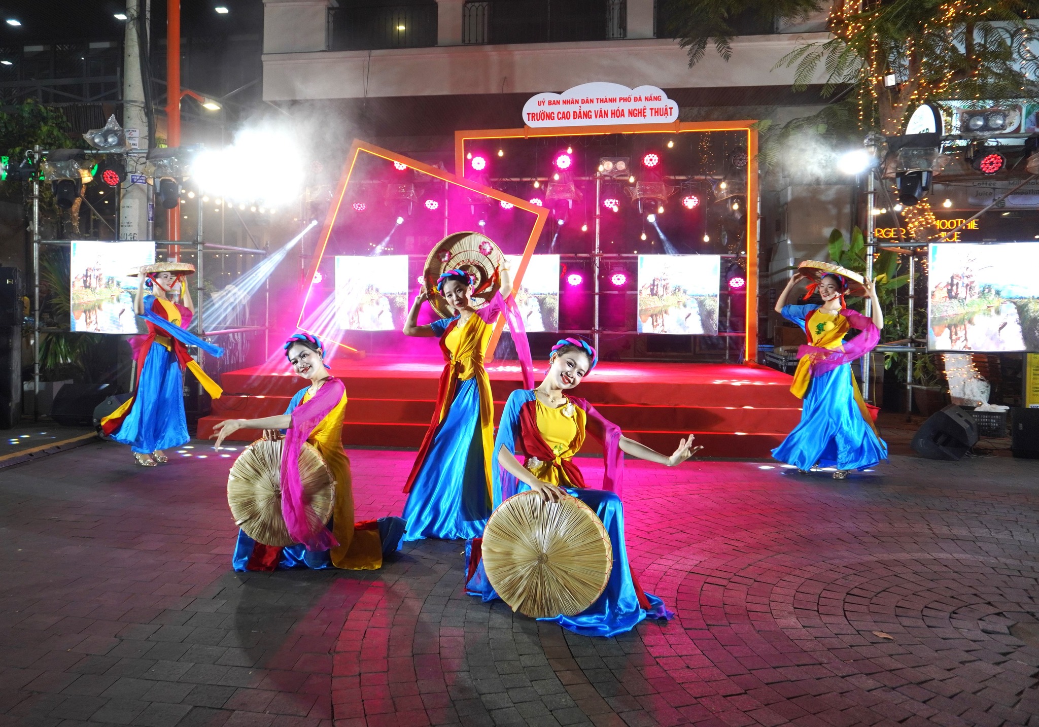Đà Nẵng: Người dân và du khách nước ngoài hòa vũ điệu tại phố Tây- Ảnh 6.