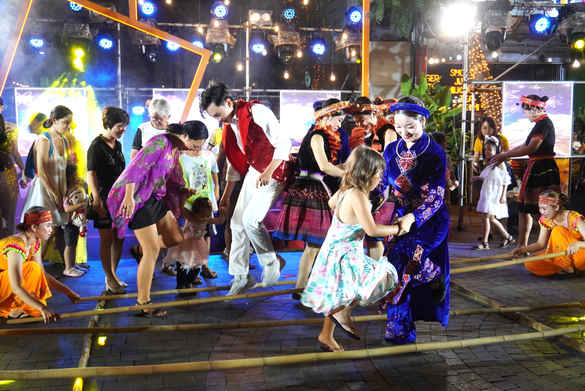 Đà Nẵng: Người dân và du khách nước ngoài hòa vũ điệu tại phố Tây- Ảnh 8.