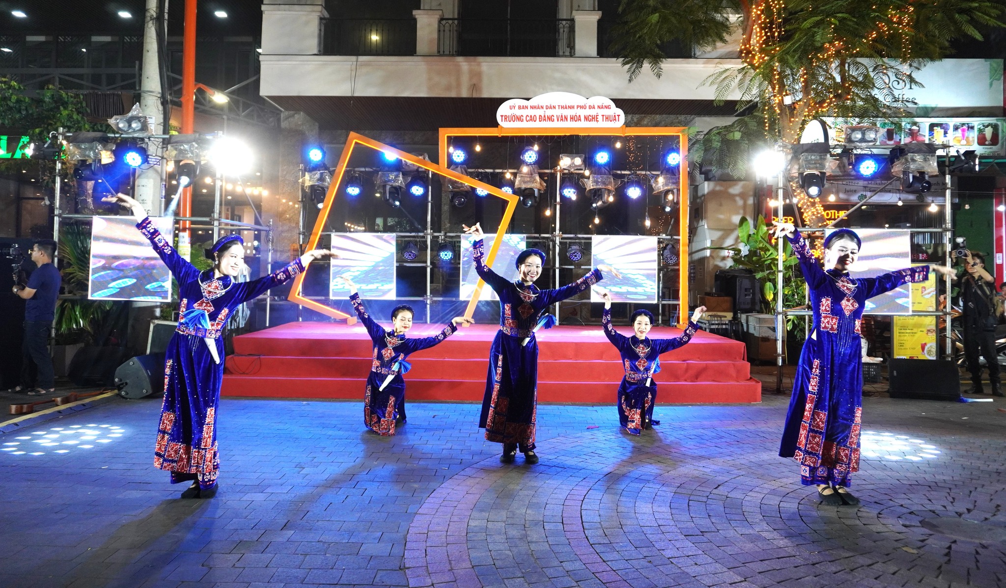 Đà Nẵng: Người dân và du khách nước ngoài hòa vũ điệu tại phố Tây- Ảnh 5.